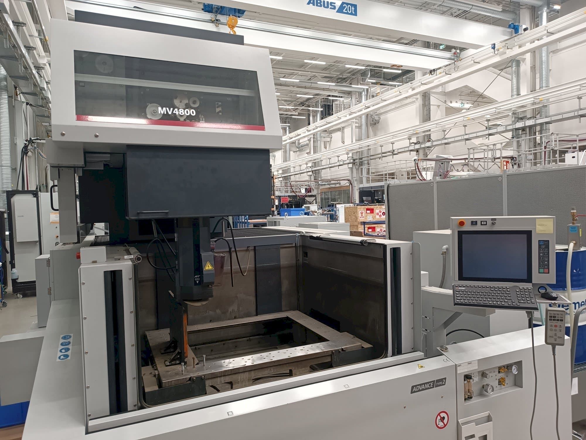 Čelní pohled na Mitsubishi MV4800 stroj