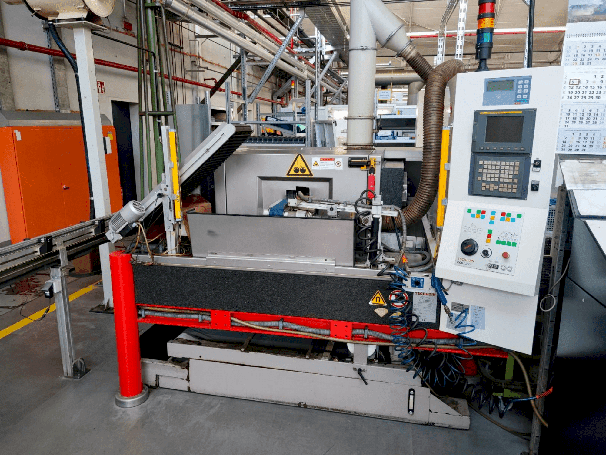 Čelní pohled na TSCHUDIN ecoLINE 400 stroj