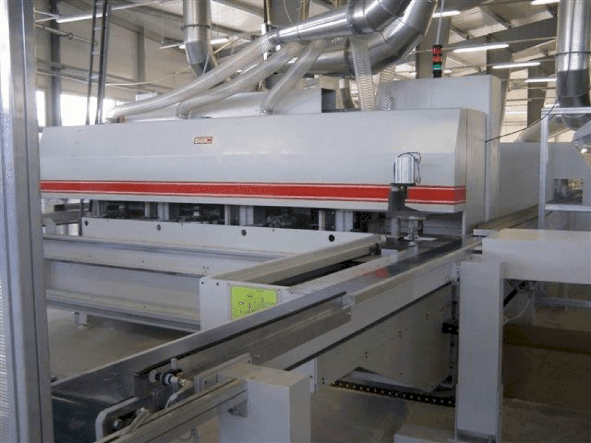 Čelní pohled na SAC F300 stroj