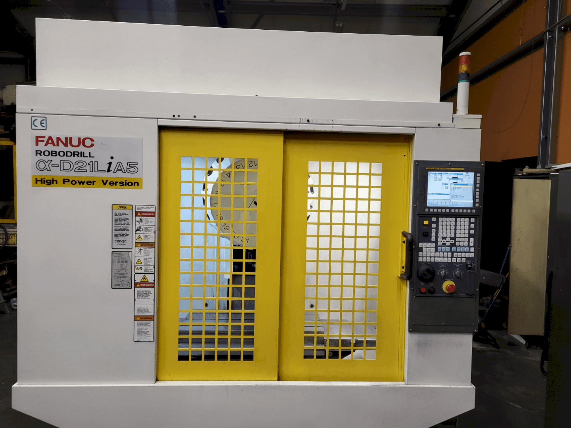 Čelní pohled na FANUC Robodrill α-D21LiA5 stroj