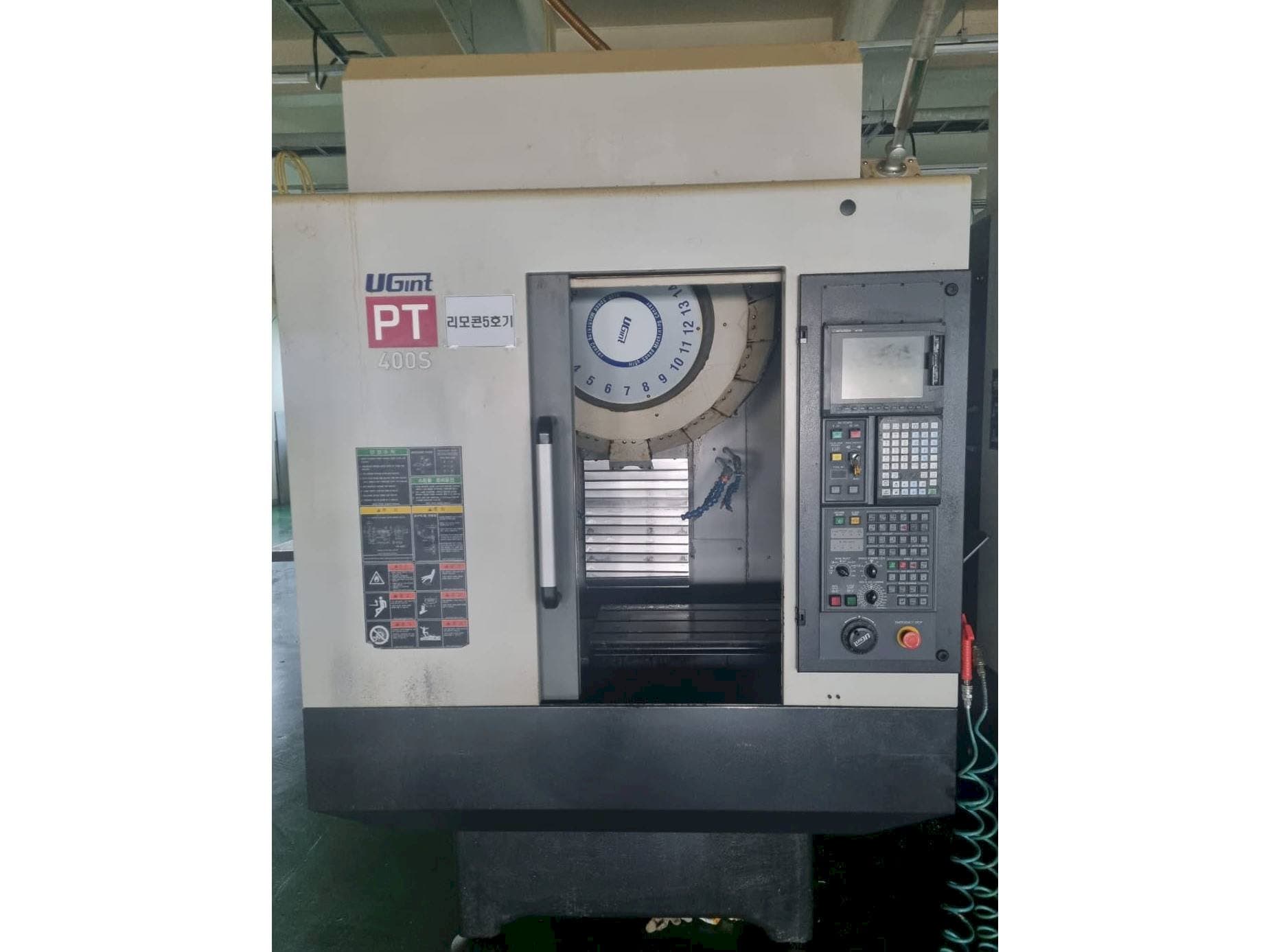 Čelní pohled na UGINT PT400S stroj