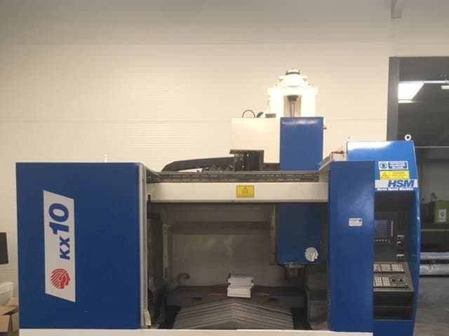 Čelní pohled na Huron KX 10 stroj