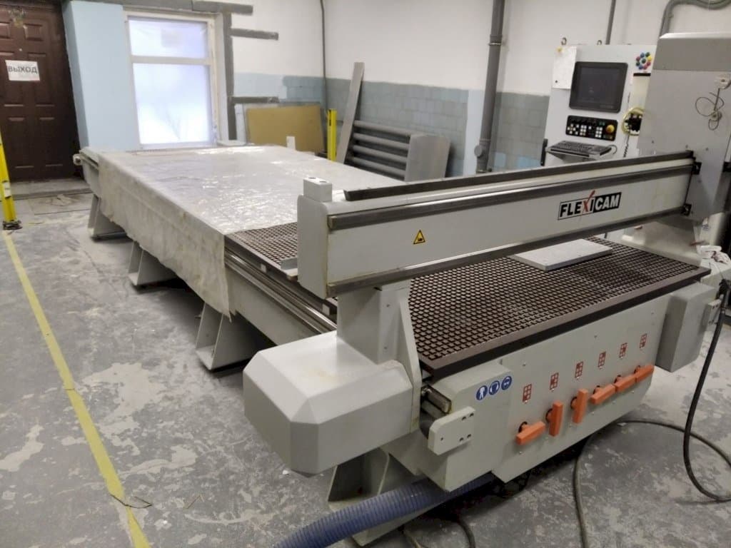 Čelní pohled na Becker FLEXICAM 1540 stroj