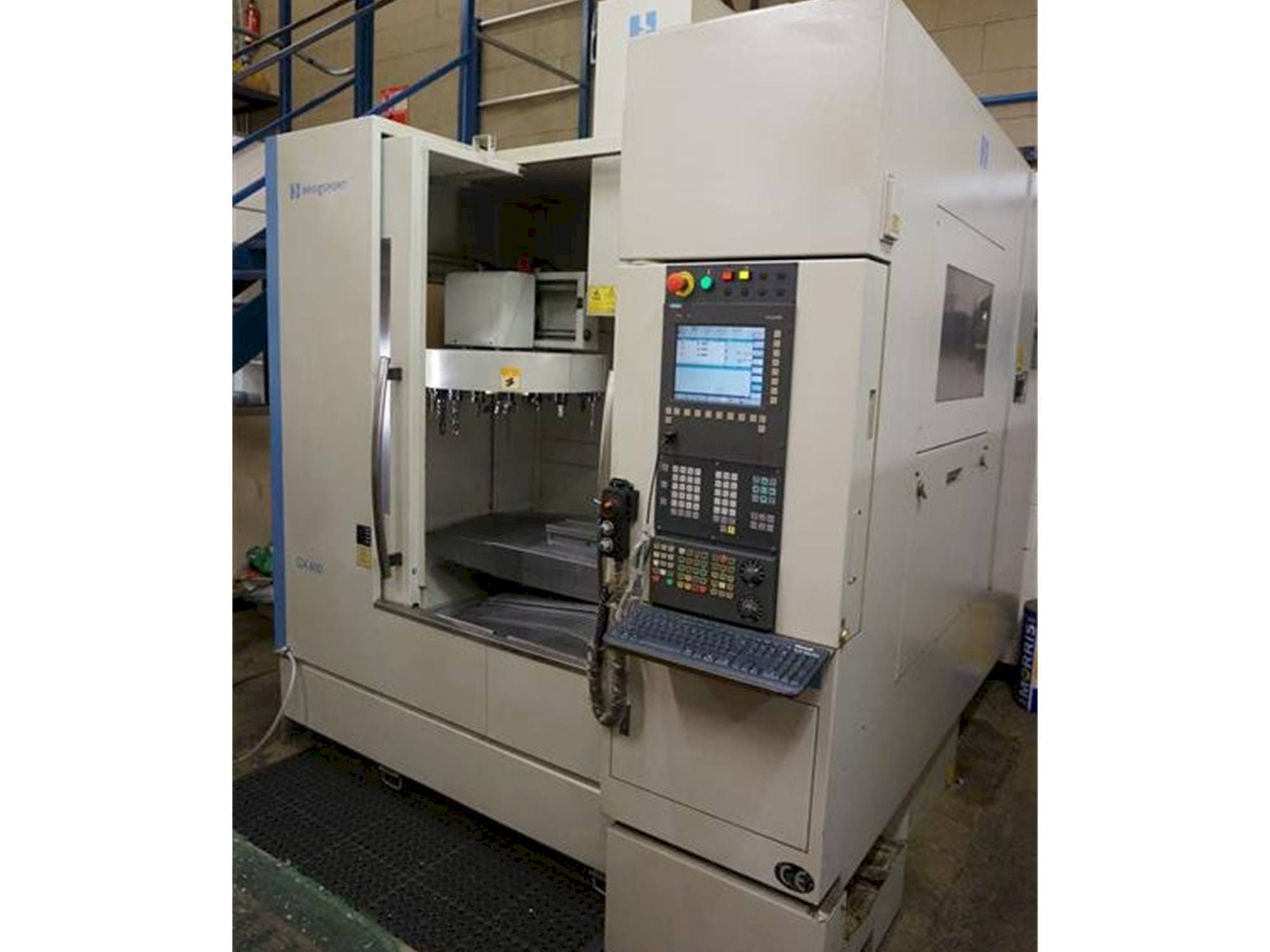 Čelní pohled na Bridgeport GX 600 stroj