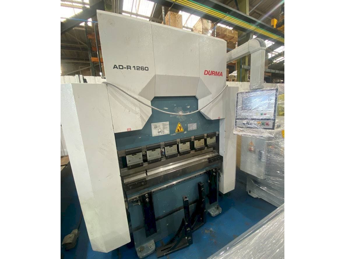 Čelní pohled na Durma AD-R 1260 stroj