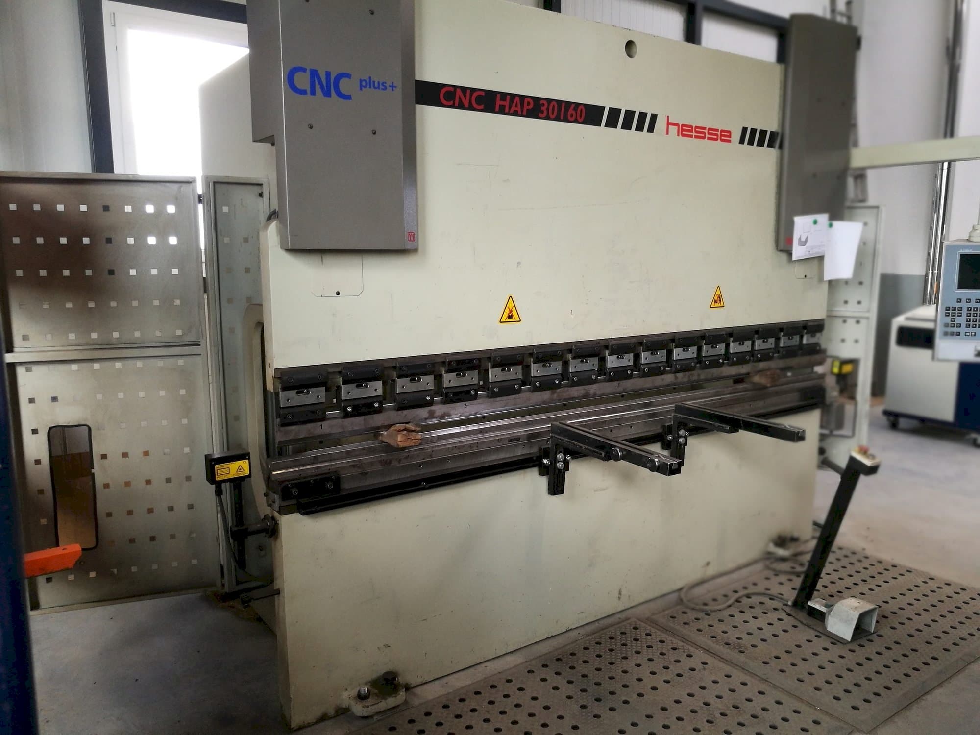 Čelní pohled na Hesse CNC HAP 30160 stroj