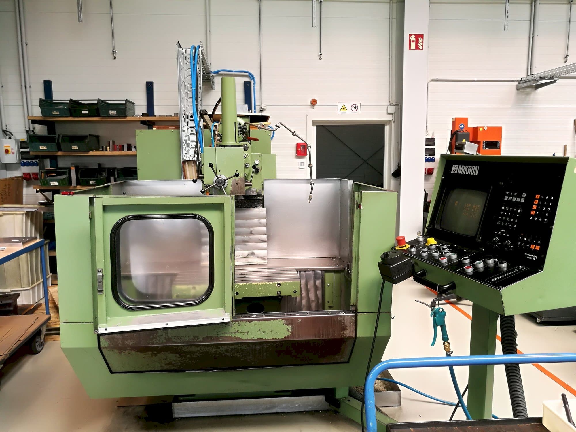 Čelní pohled na MIKRON WF 21 C stroj