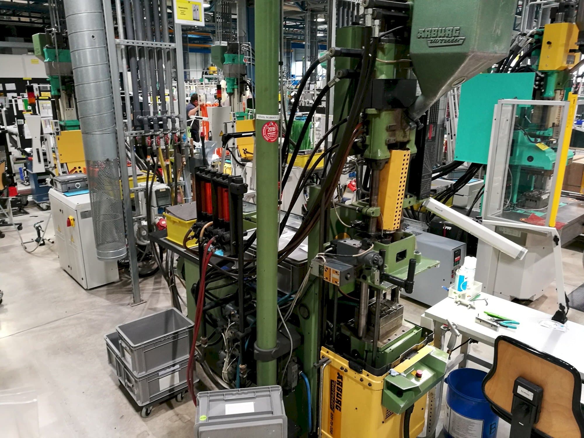 Čelní pohled na Arburg 221-75-350 stroj