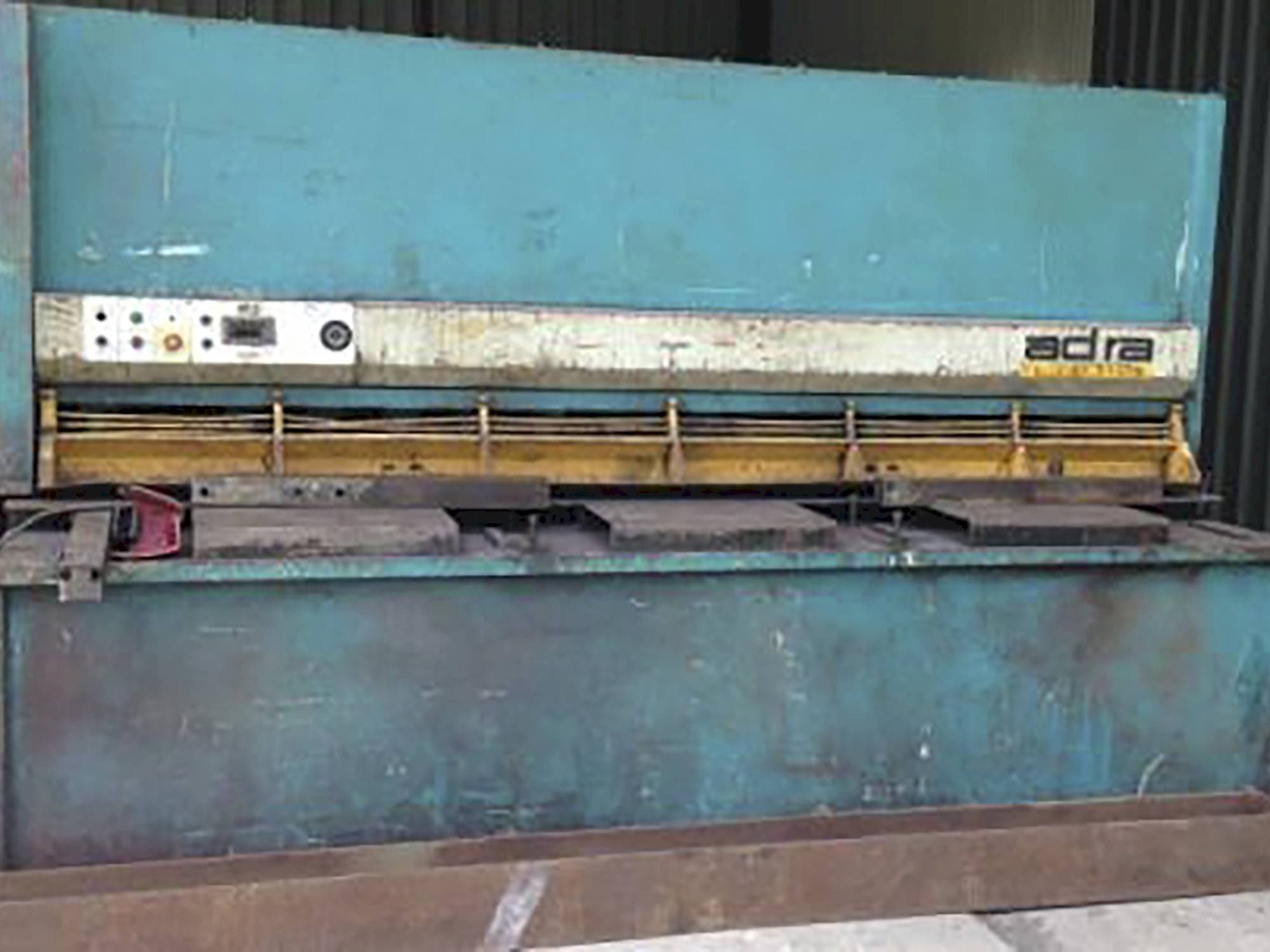 Čelní pohled  na ADIRA GHS-1630 stroj