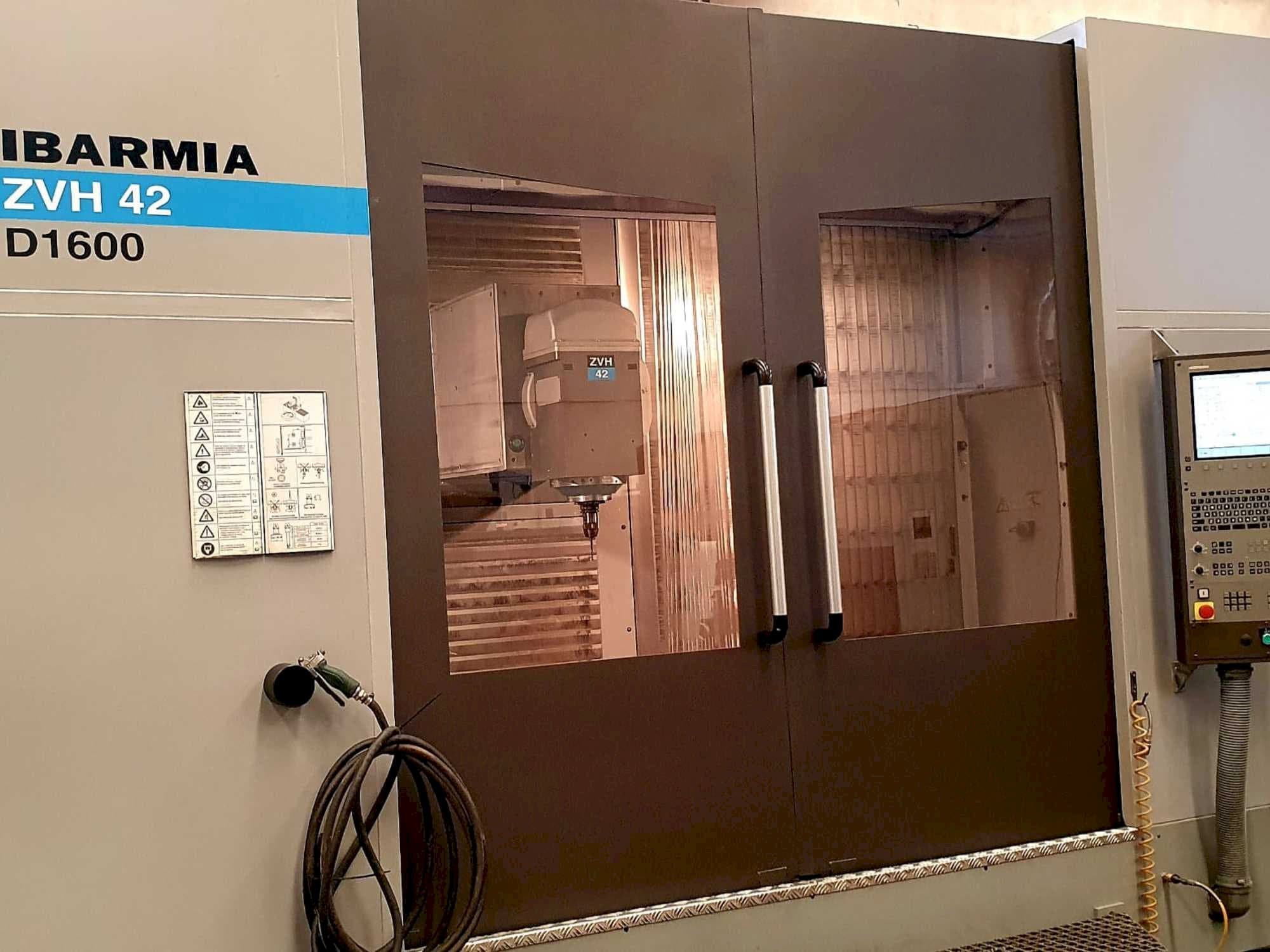 Čelní pohled na IBARMIA ZVH 42 D1600 stroj