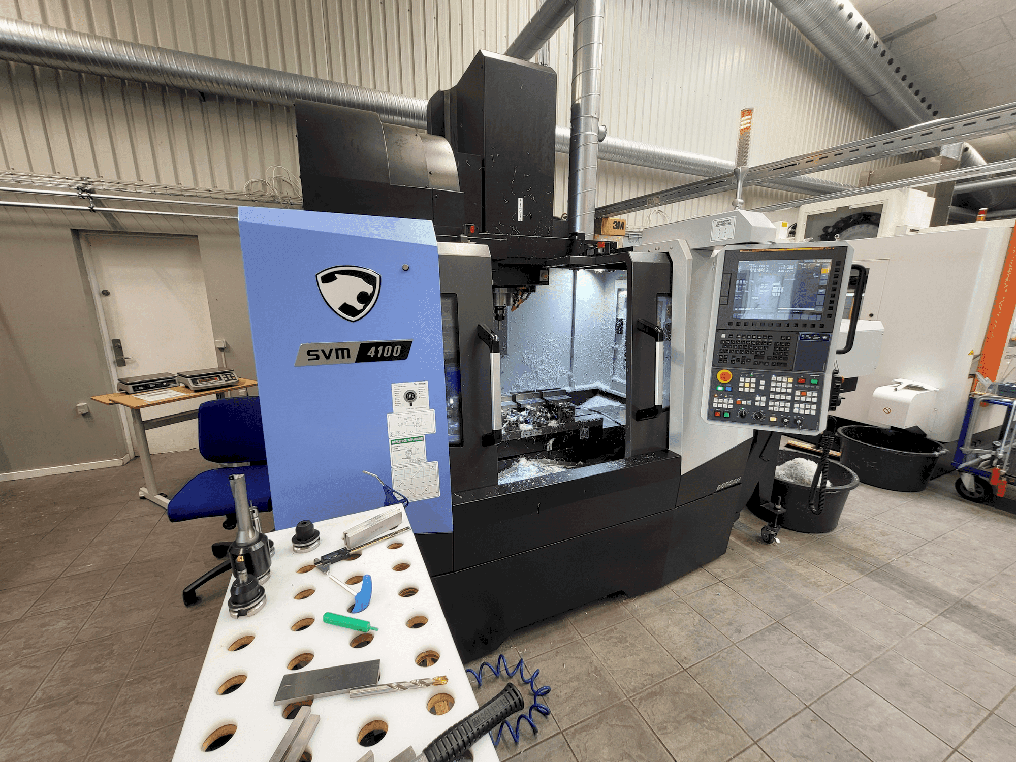 Čelní pohled na DOOSAN SVM4100 stroj