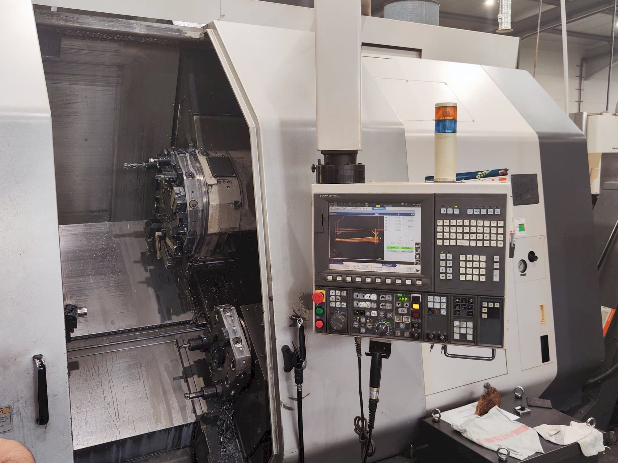 Čelní pohled na Okuma LU 300 MY stroj