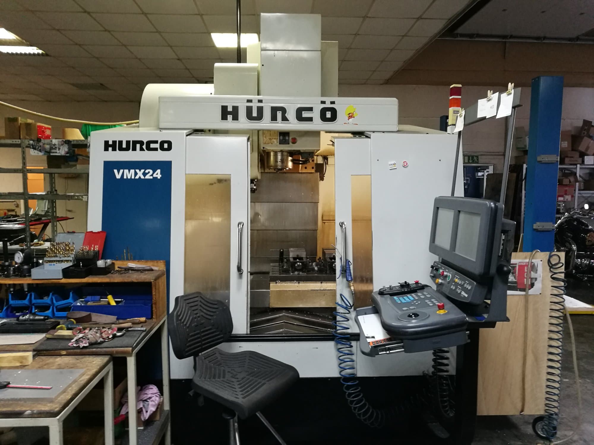 Čelní pohled na Hurco VMX24 stroj