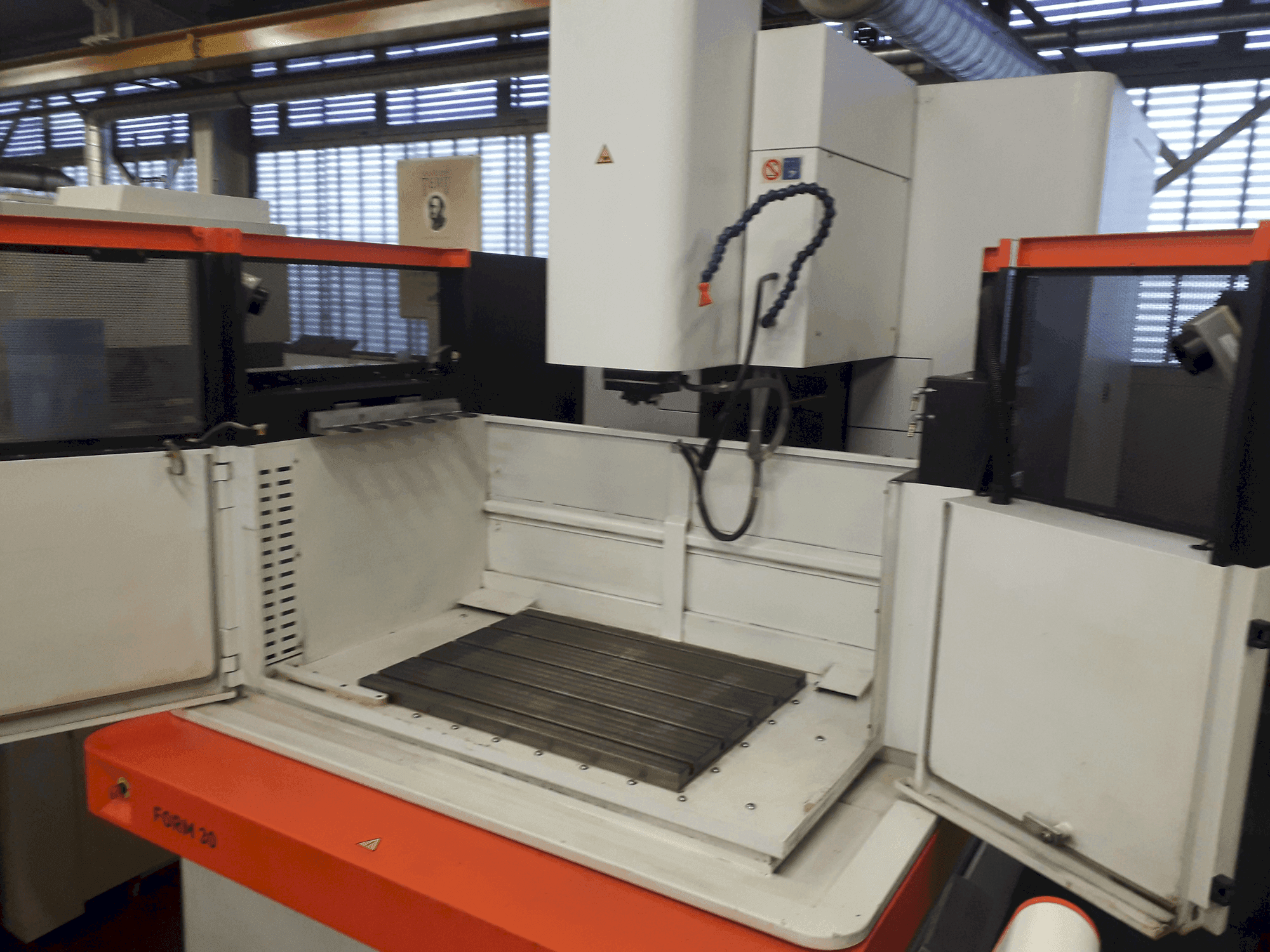 Čelní pohled  na AgieCharmilles FORM 30  stroj