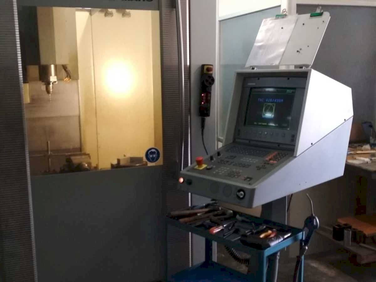 Čelní pohled  na DECKEL MAHO DMC 63V  stroj