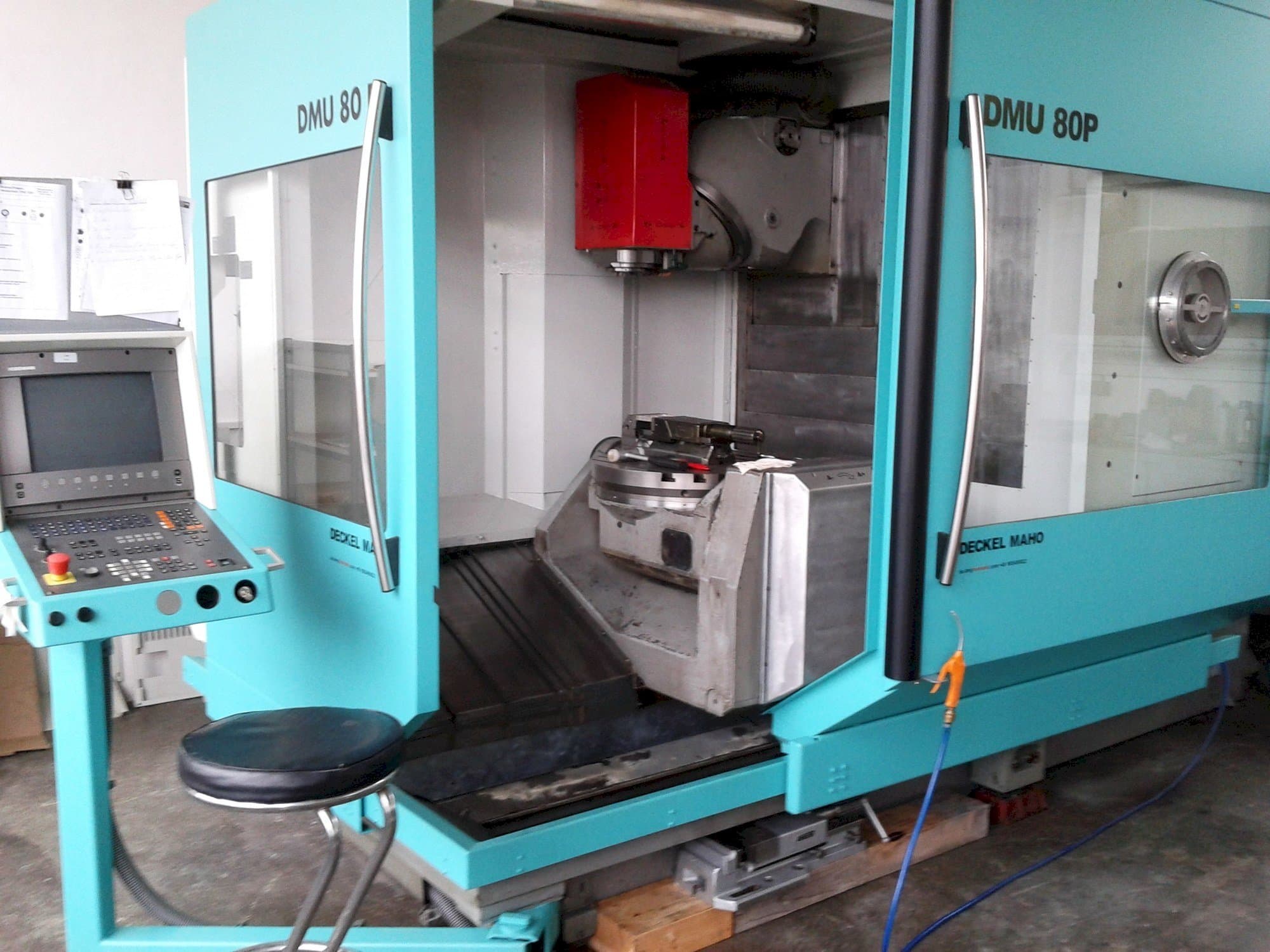 Čelní pohled  na DECKEL MAHO DMU 80P  stroj