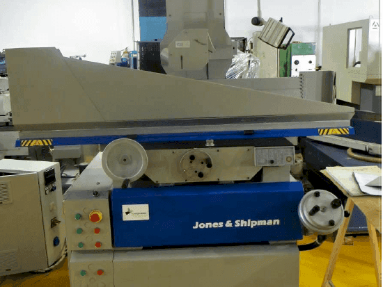 Čelní pohled na Jones & Shipman 1400 E stroj