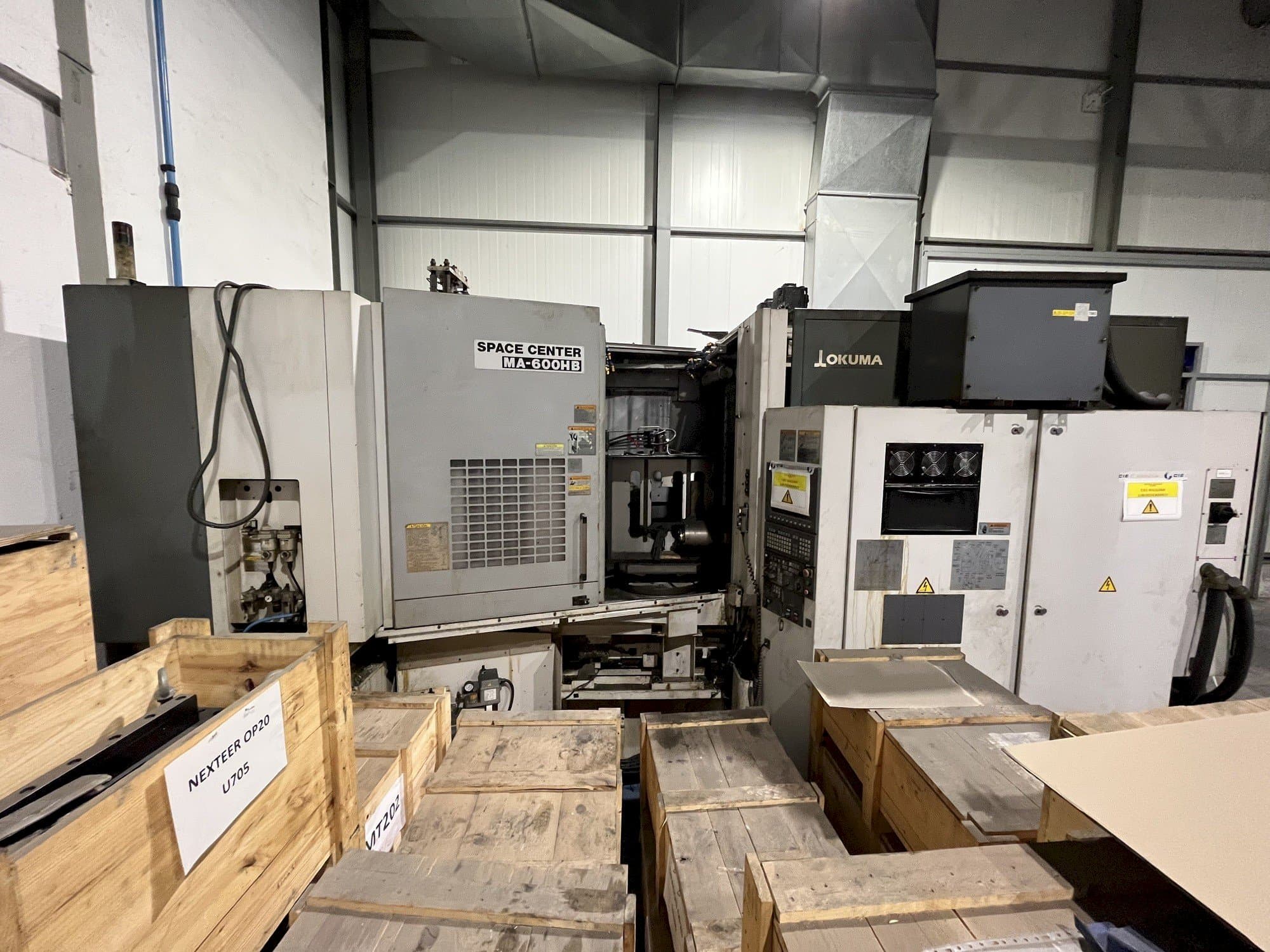Čelní pohled na Okuma MA-600HB stroj