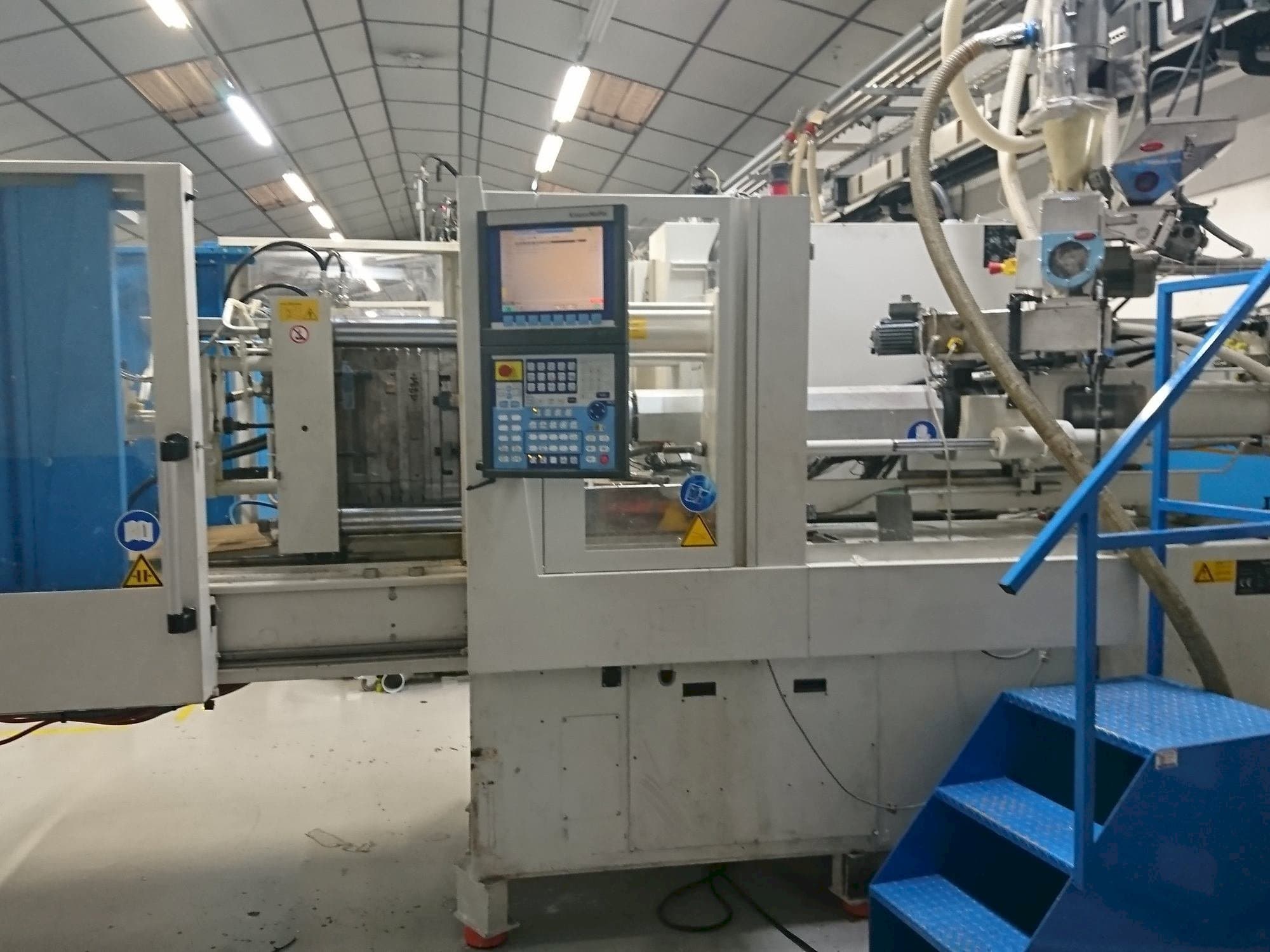 Čelní pohled na Krauss Maffei 80-750 CX stroj