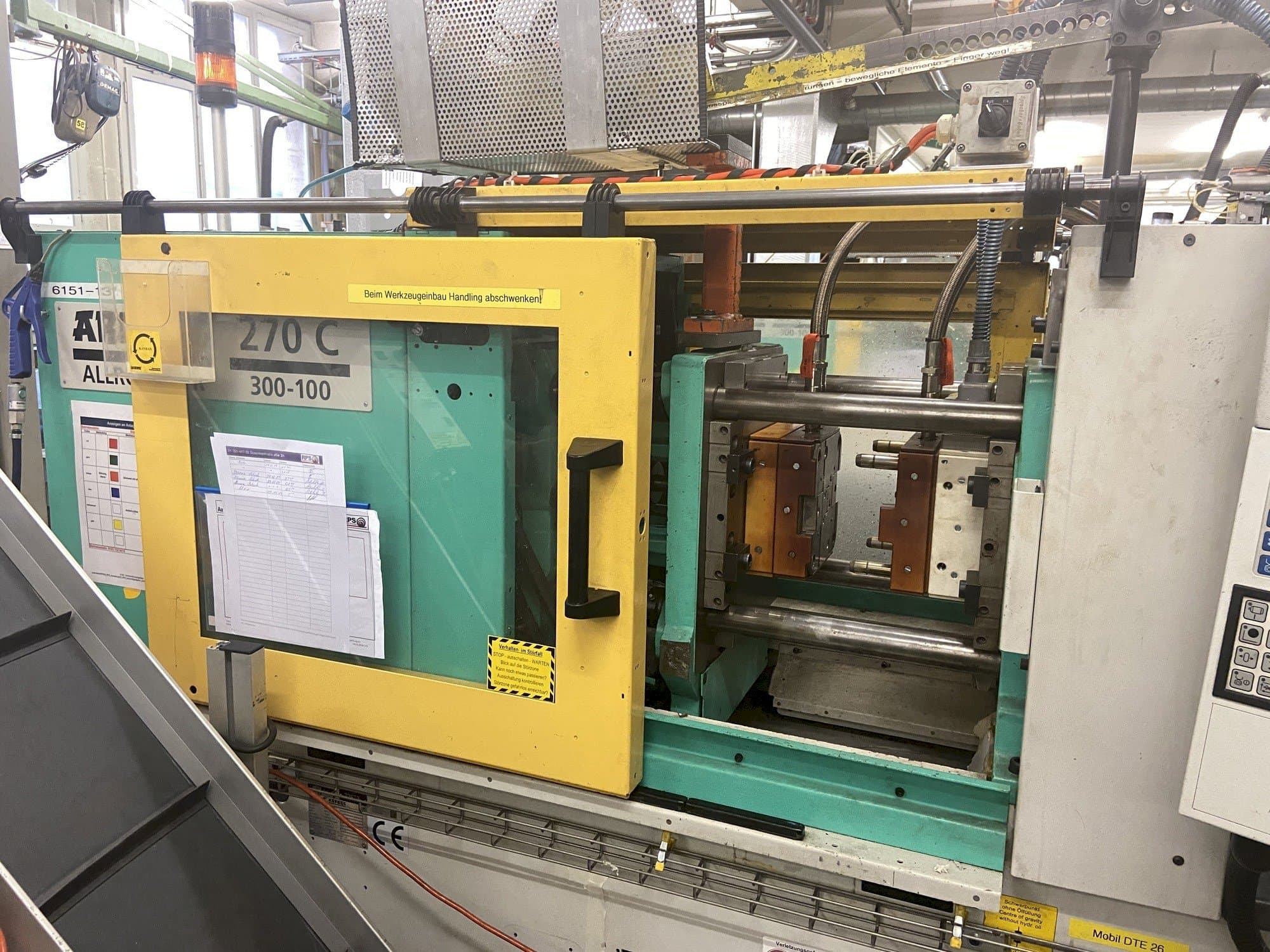 Čelní pohled  na Arburg 270 C 300-100  stroj