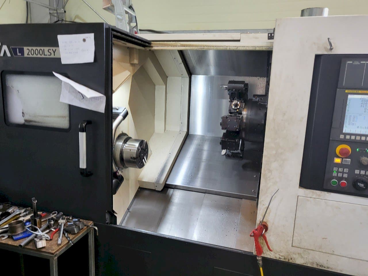 Čelní pohled na Hyundai Wia L2000LSY stroj