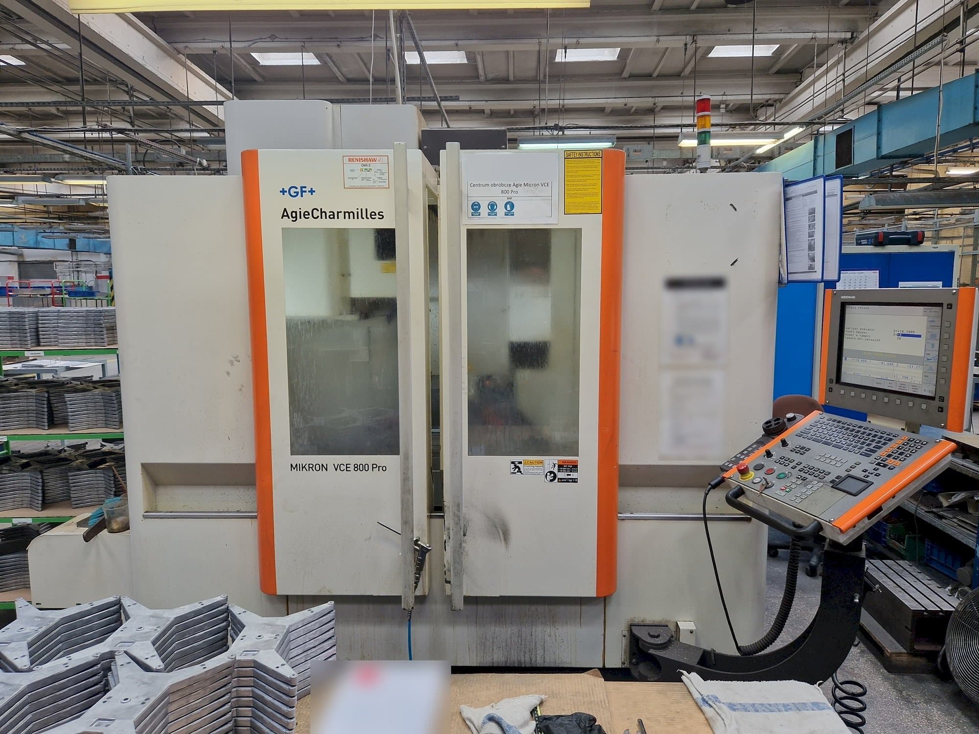 Čelní pohled  na AgieCharmilles MIKRON VCE 800 PRO  stroj