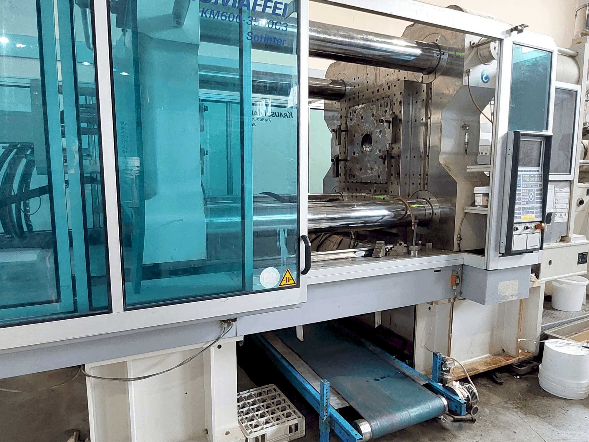 Čelní pohled na Krauss Maffei 600 - 3500 C3 stroj