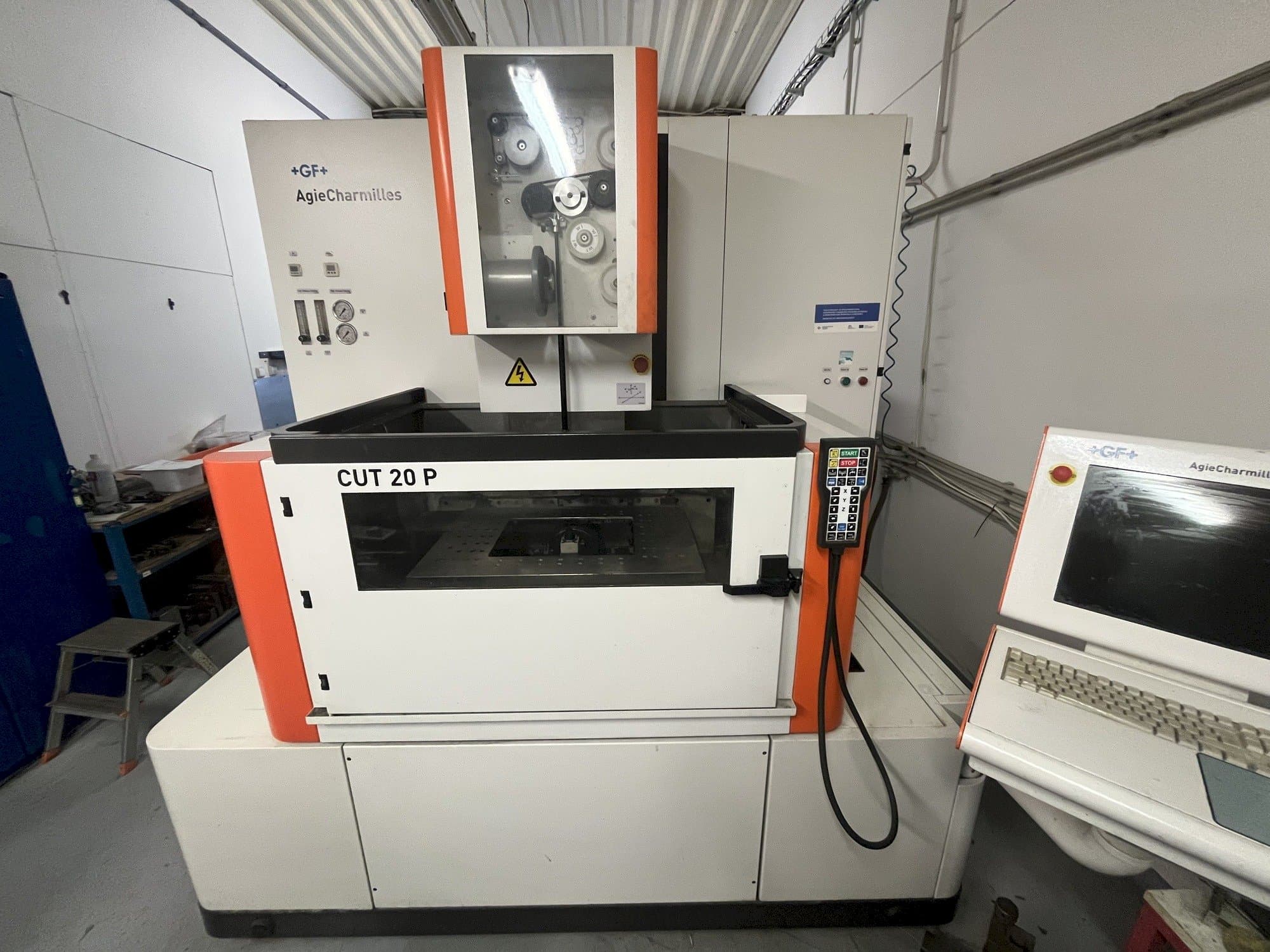 Čelní pohled  na AgieCharmilles CUT 20 P  stroj