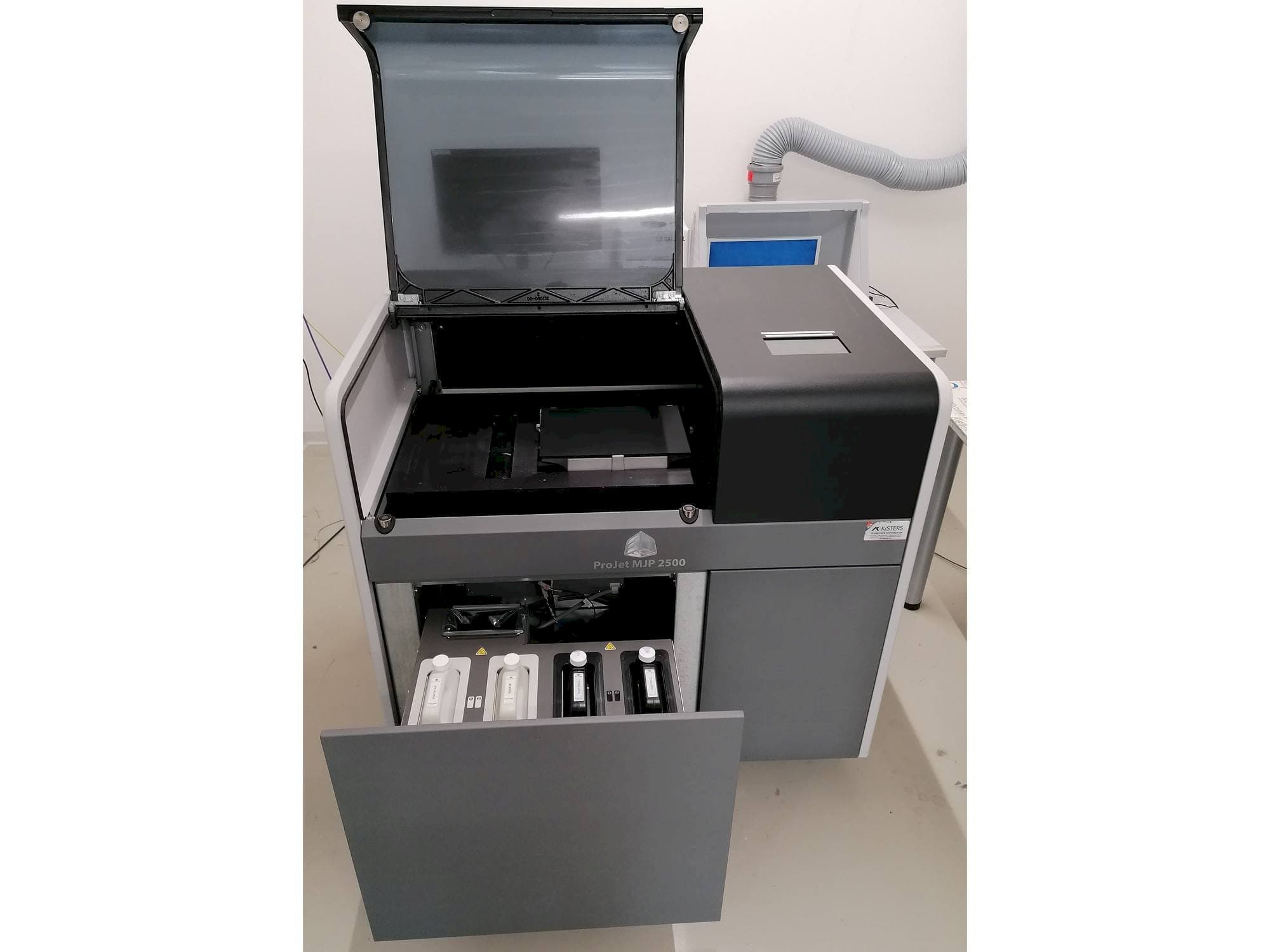 Čelní pohled na 3DSYSTEMS ProJet MJP 2500Plus stroj