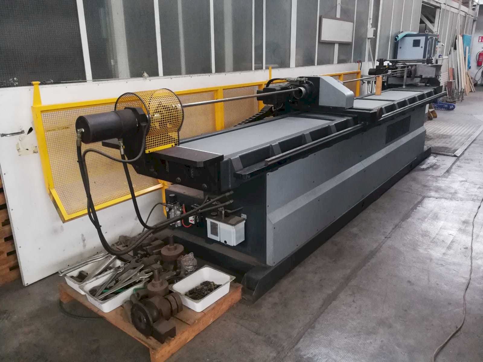 Čelní pohled na MACRI EURO 80 CN3PC stroj