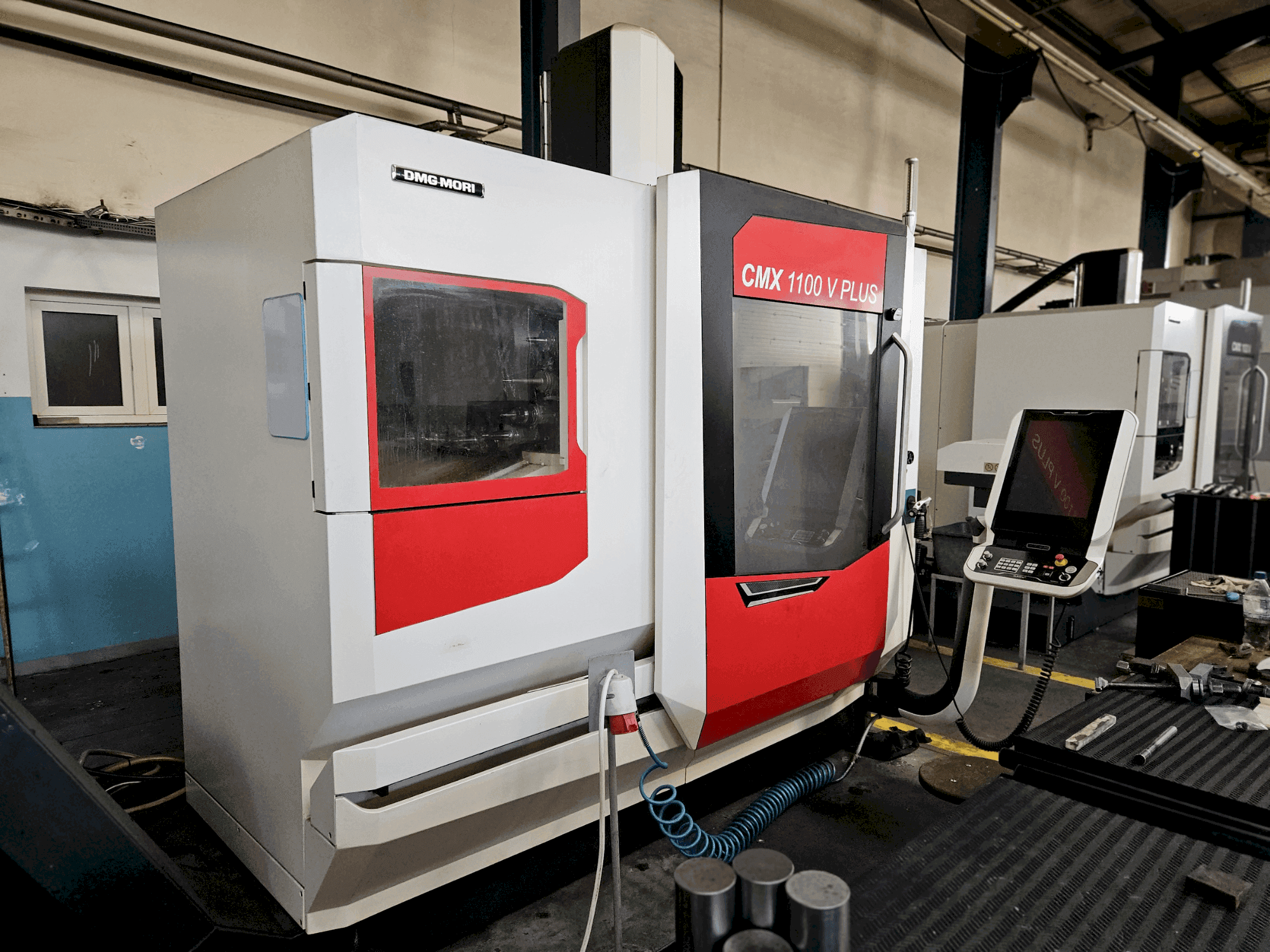 Čelní pohled  na DMG MORI CMX 1100 V  stroj
