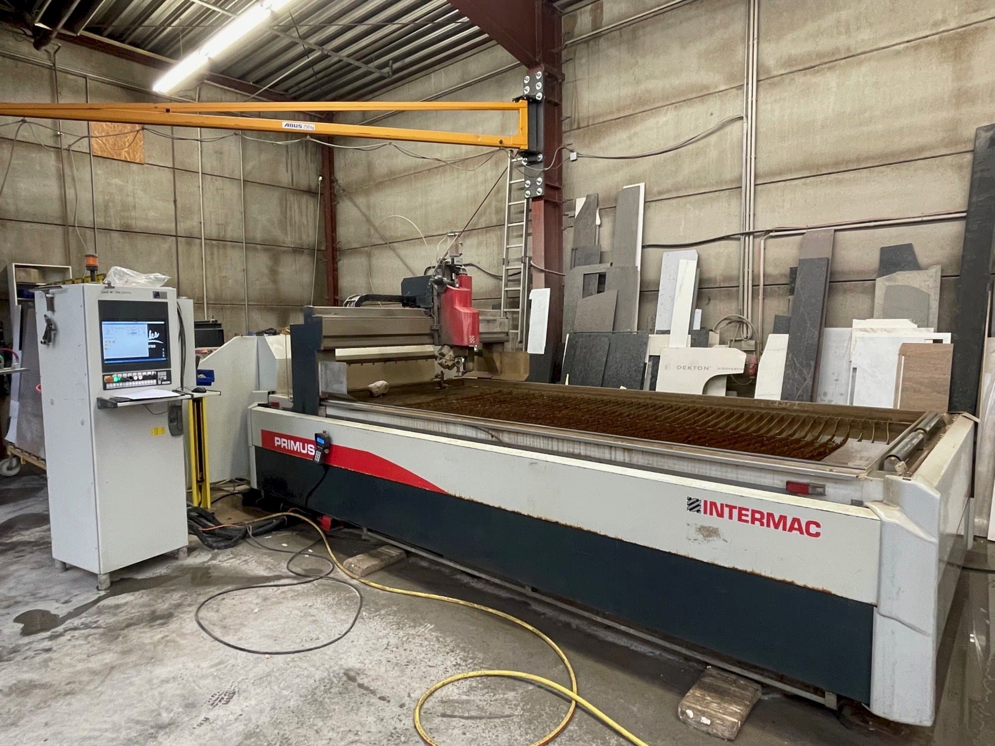 Čelní pohled na Intermac Primus 184 stroj