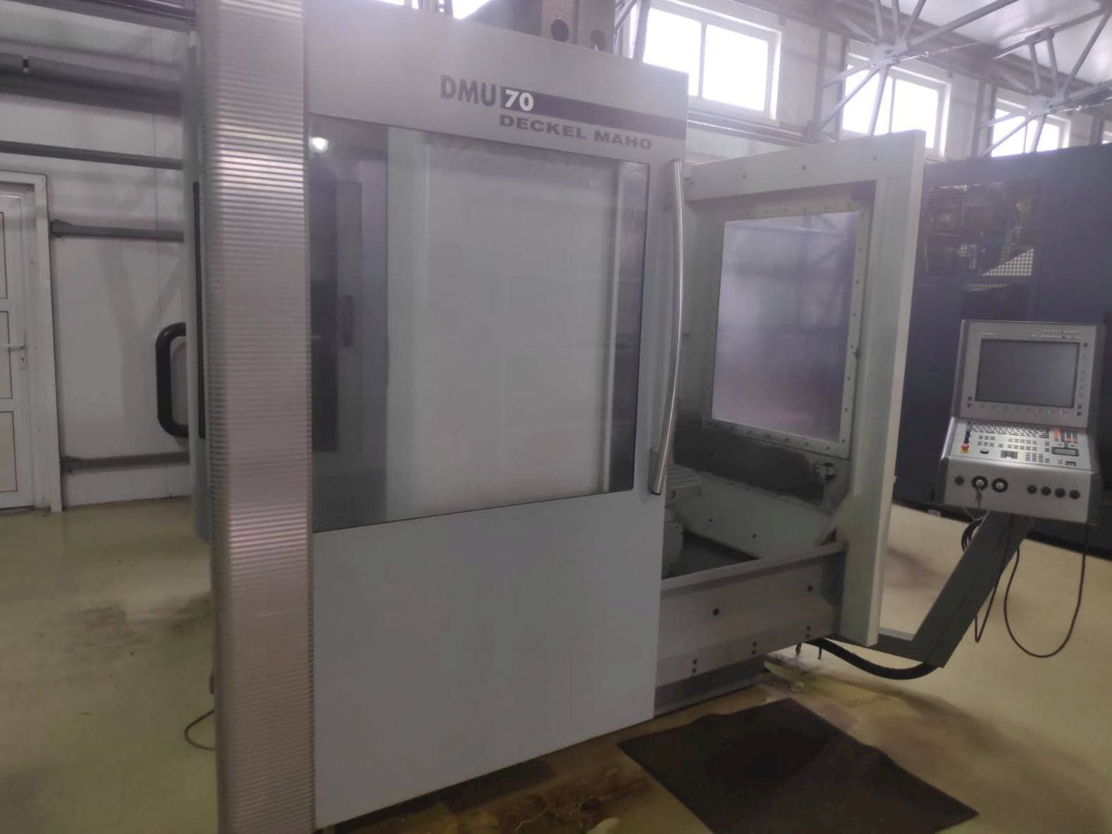 Čelní pohled na DECKEL MAHO DMU 70 stroj