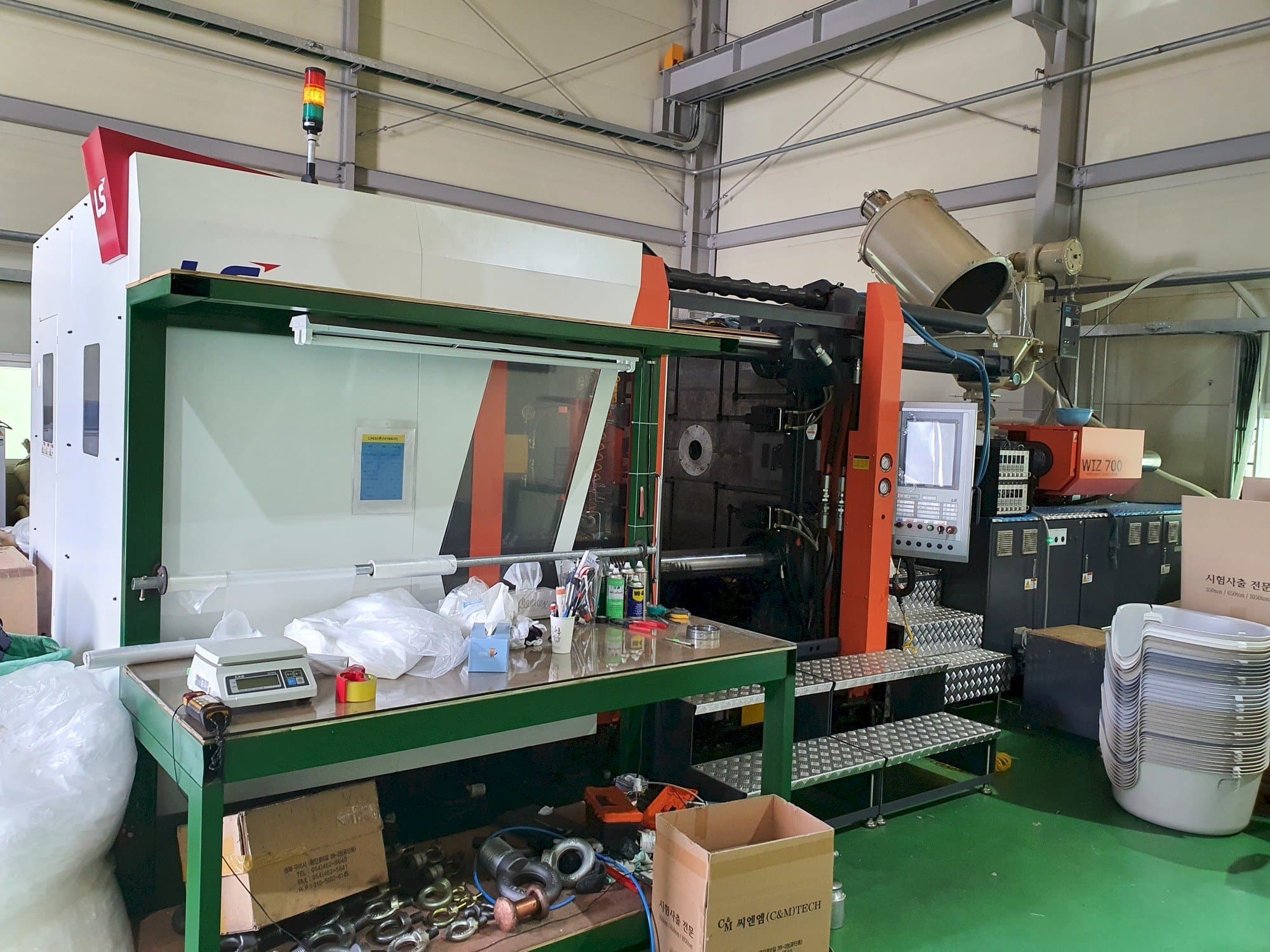 Čelní pohled na LS MTRON WIZ700 stroj