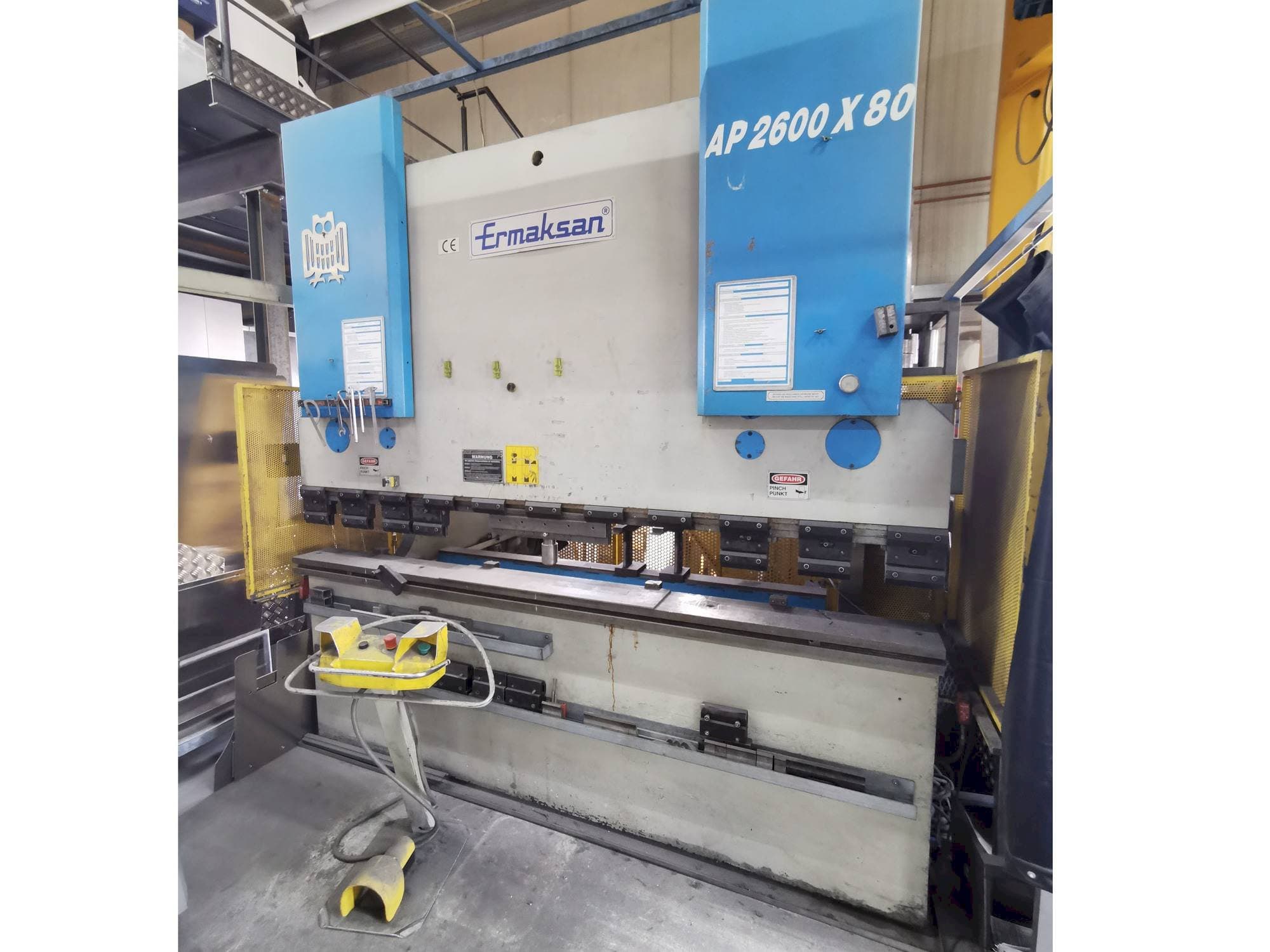 Čelní pohled na ERMAKSAN AP 2600 - 80 stroj