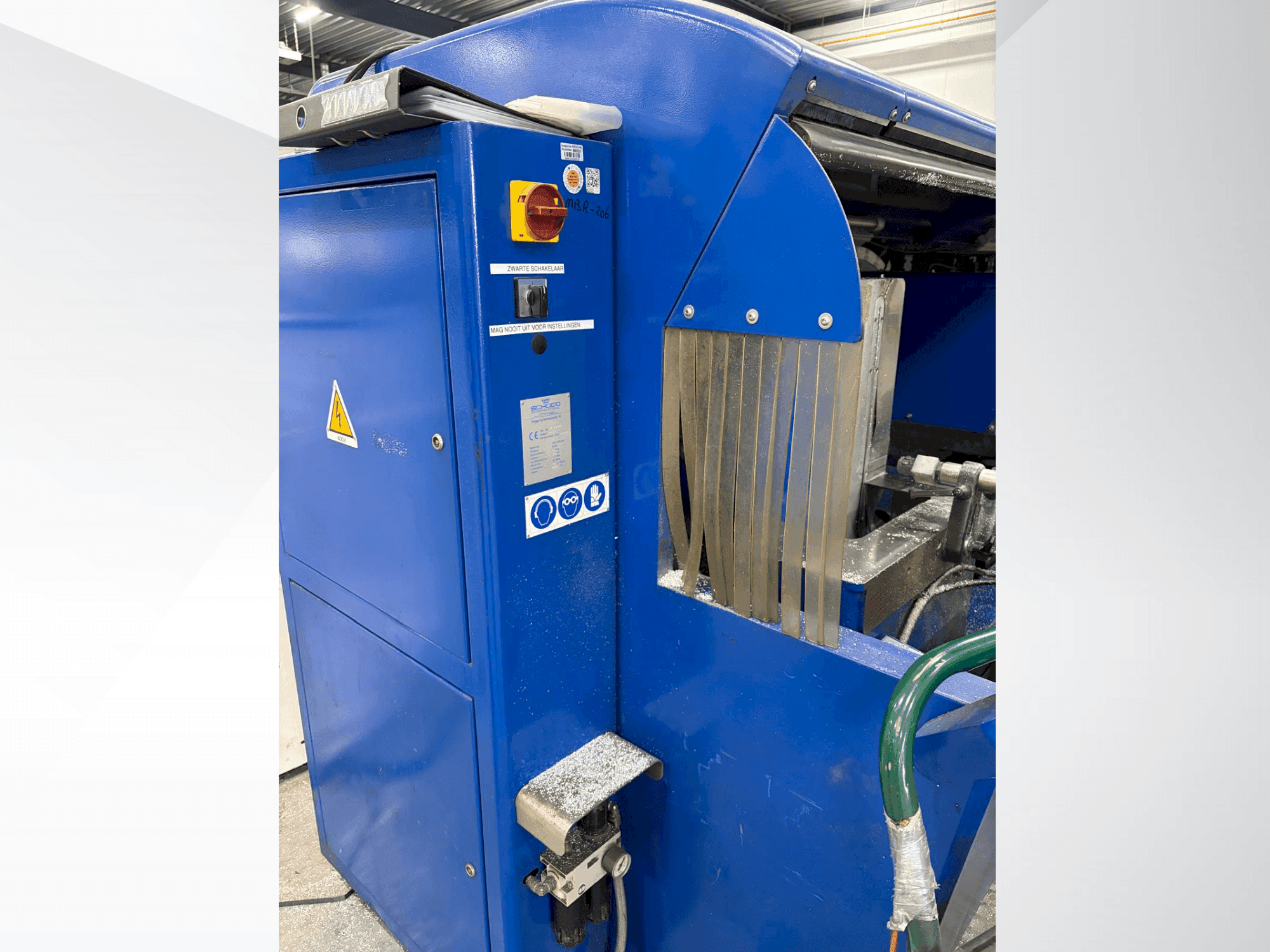 Čelní pohled na SCHÜCO B 50 S stroj