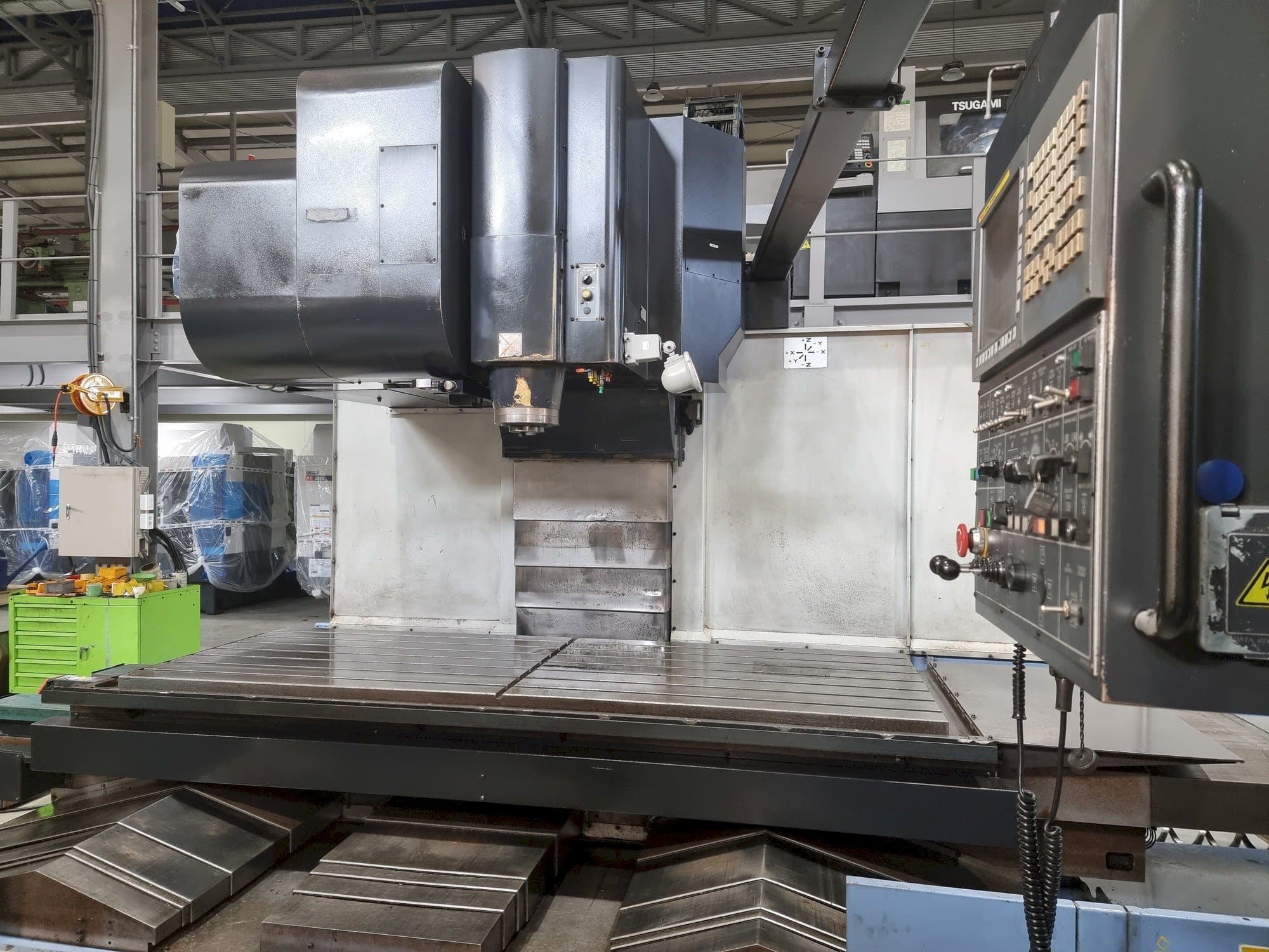 Čelní pohled na Doosan VM 960L stroj