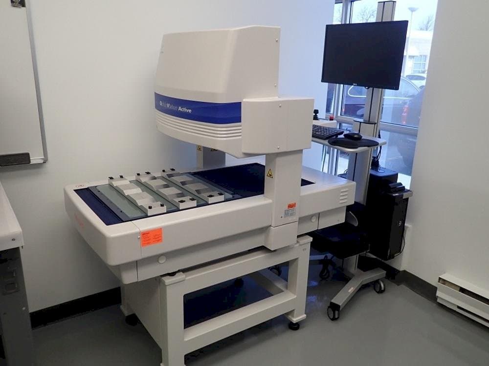 Čelní pohled  na Mitutoyo QV-L404Z1L-D  stroj