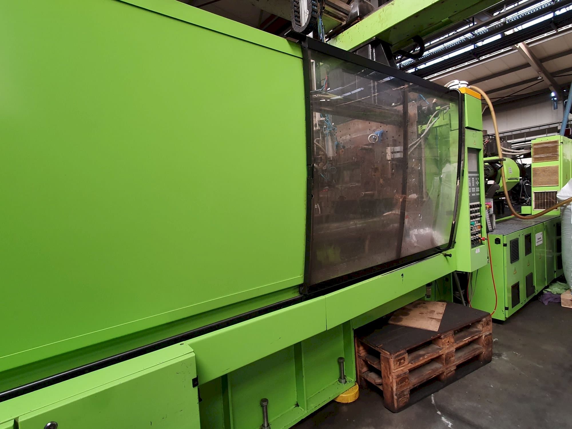 Čelní pohled na ENGEL ES 4550/550 KSL stroj