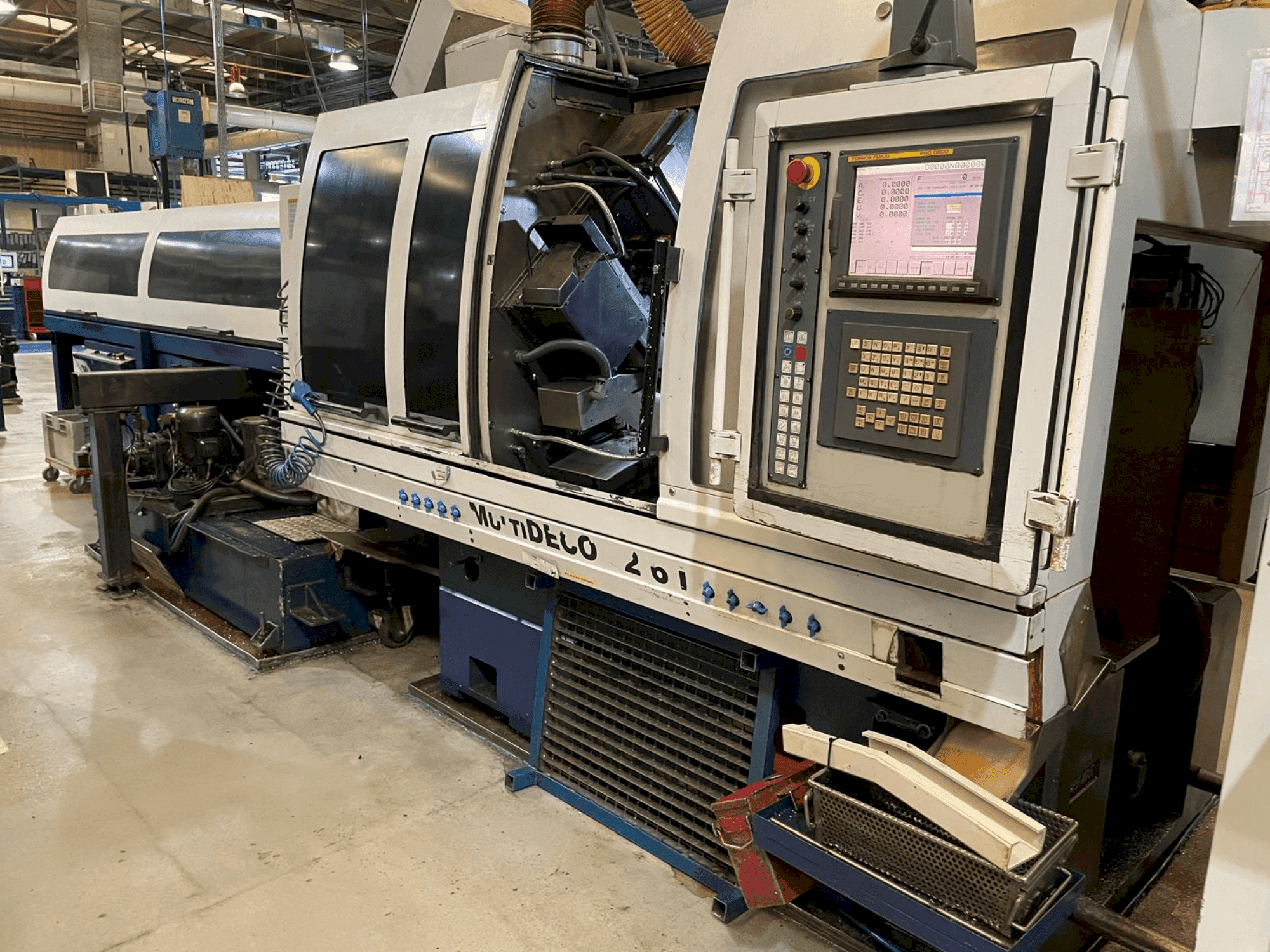 Čelní pohled na TORNOS MultiDeco 32-6i stroj