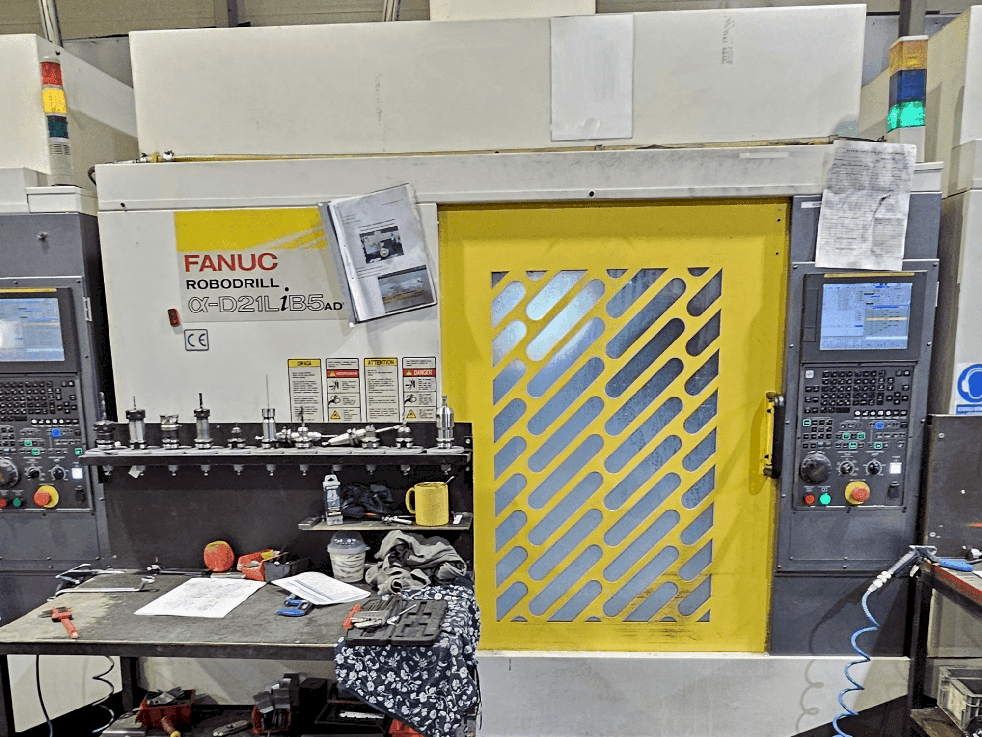 Čelní pohled na FANUC Robodrill α-D21L iB 5 ADV stroj