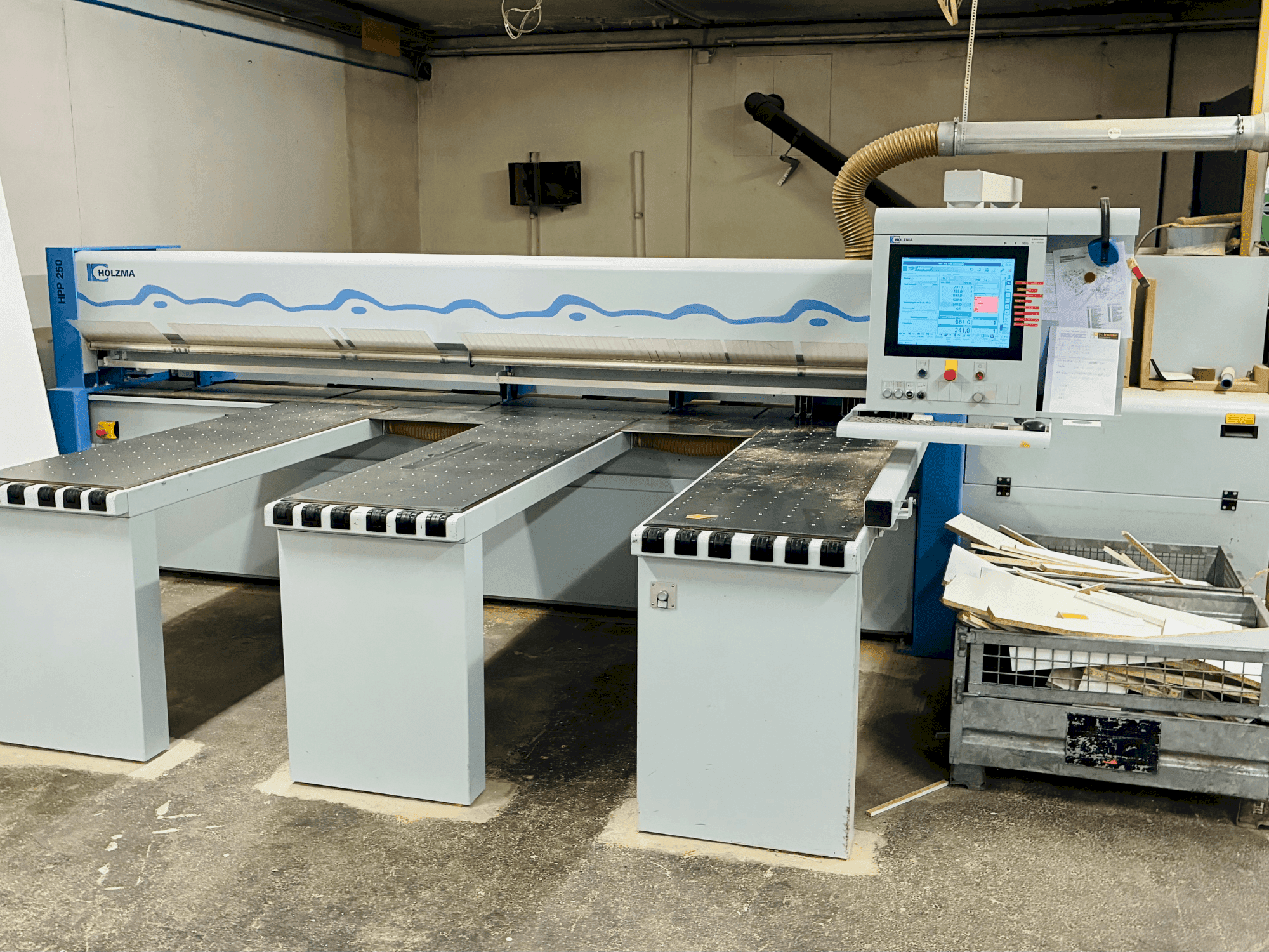 Čelní pohled  na HOLZMA HPP 250/38/38  stroj