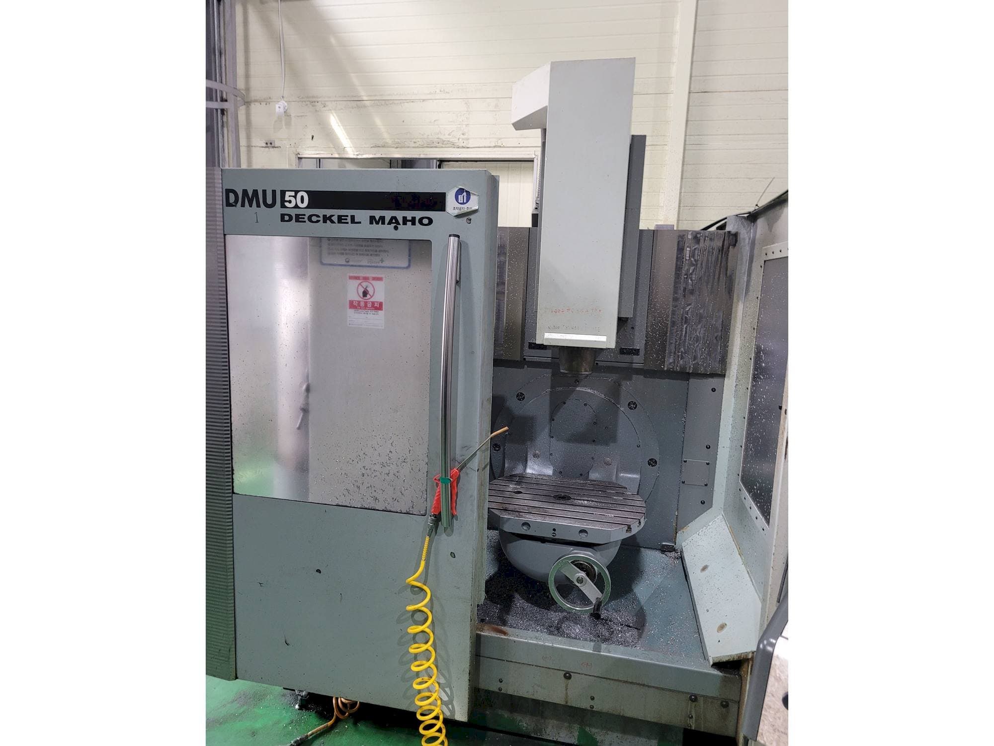 Čelní pohled na DECKEL MAHO DMU 50 stroj