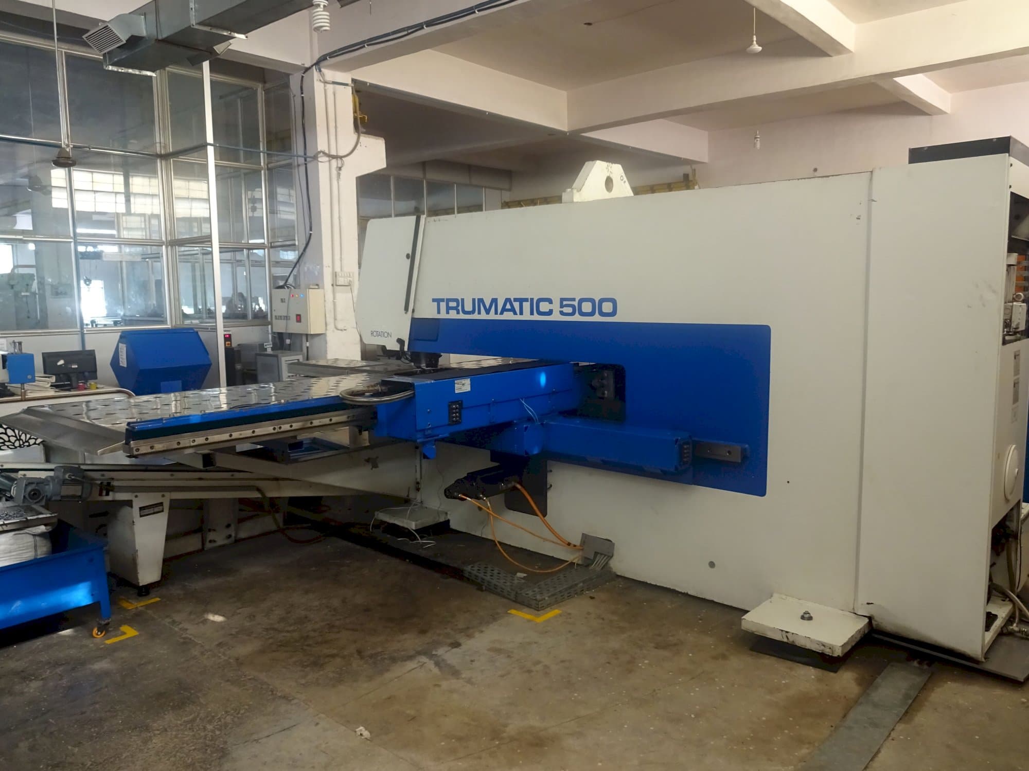 Pravý boční pohled  na Trumpf Trumatic 500 R stroj