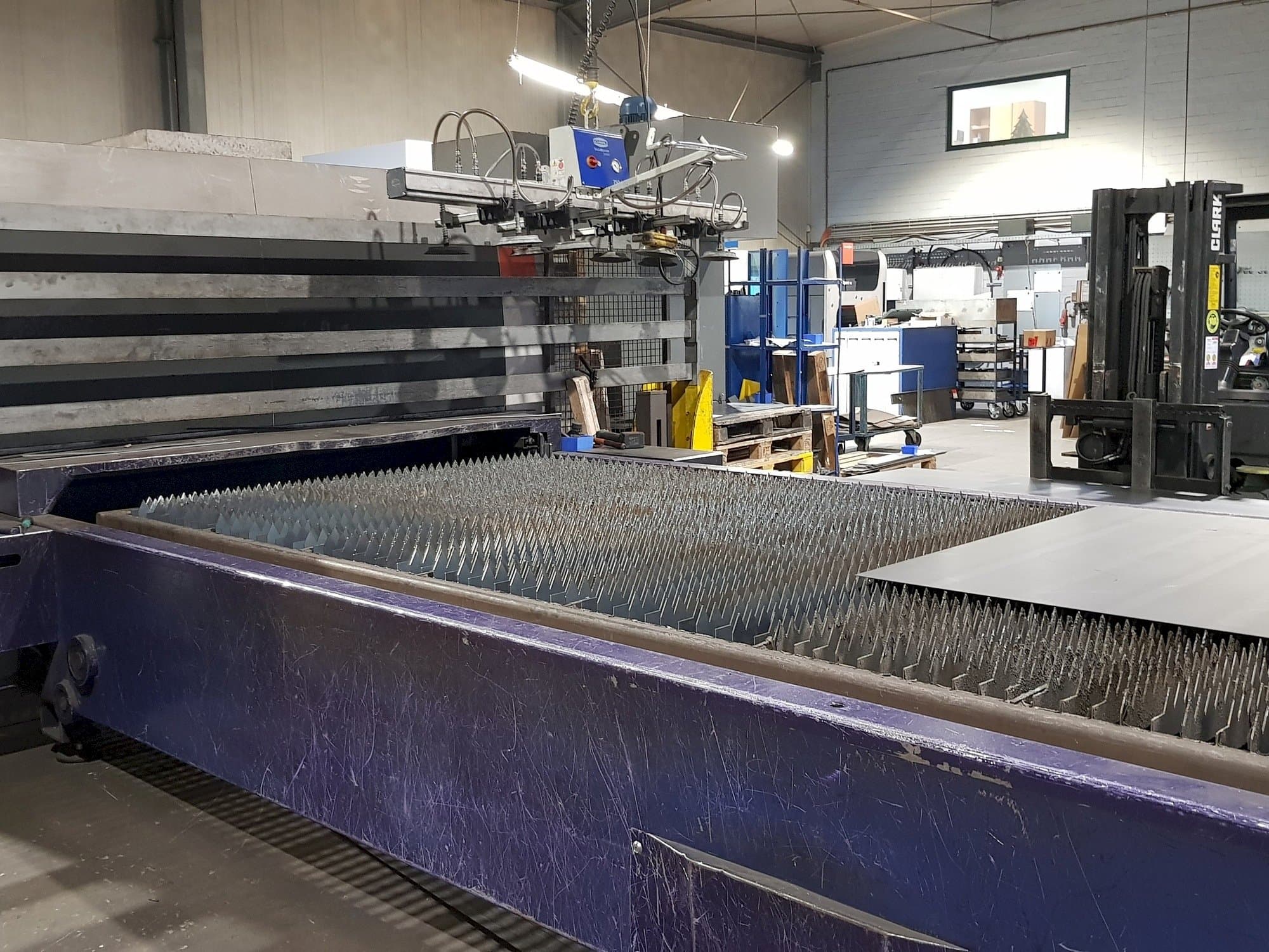Čelní pohled na Bystronic Fiber 4000x2000 stroj