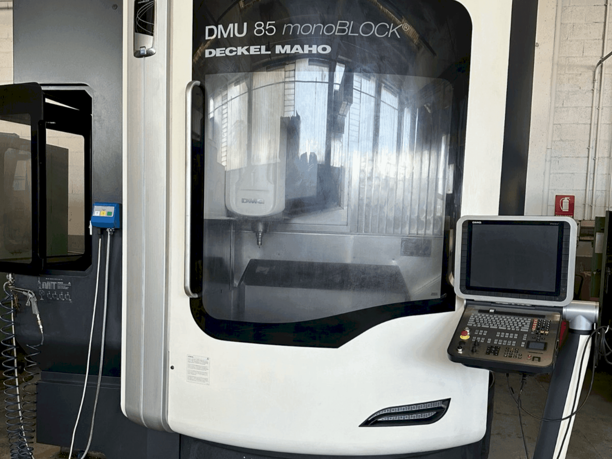 Čelní pohled na DMG DECKEL MAHO DMU 85 Monoblock stroj