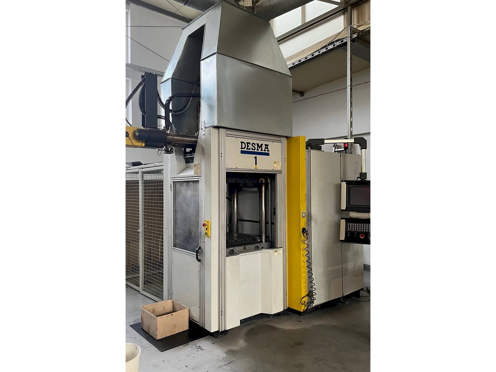 Čelní pohled na Kloeckner Desma 968.250 ZO stroj