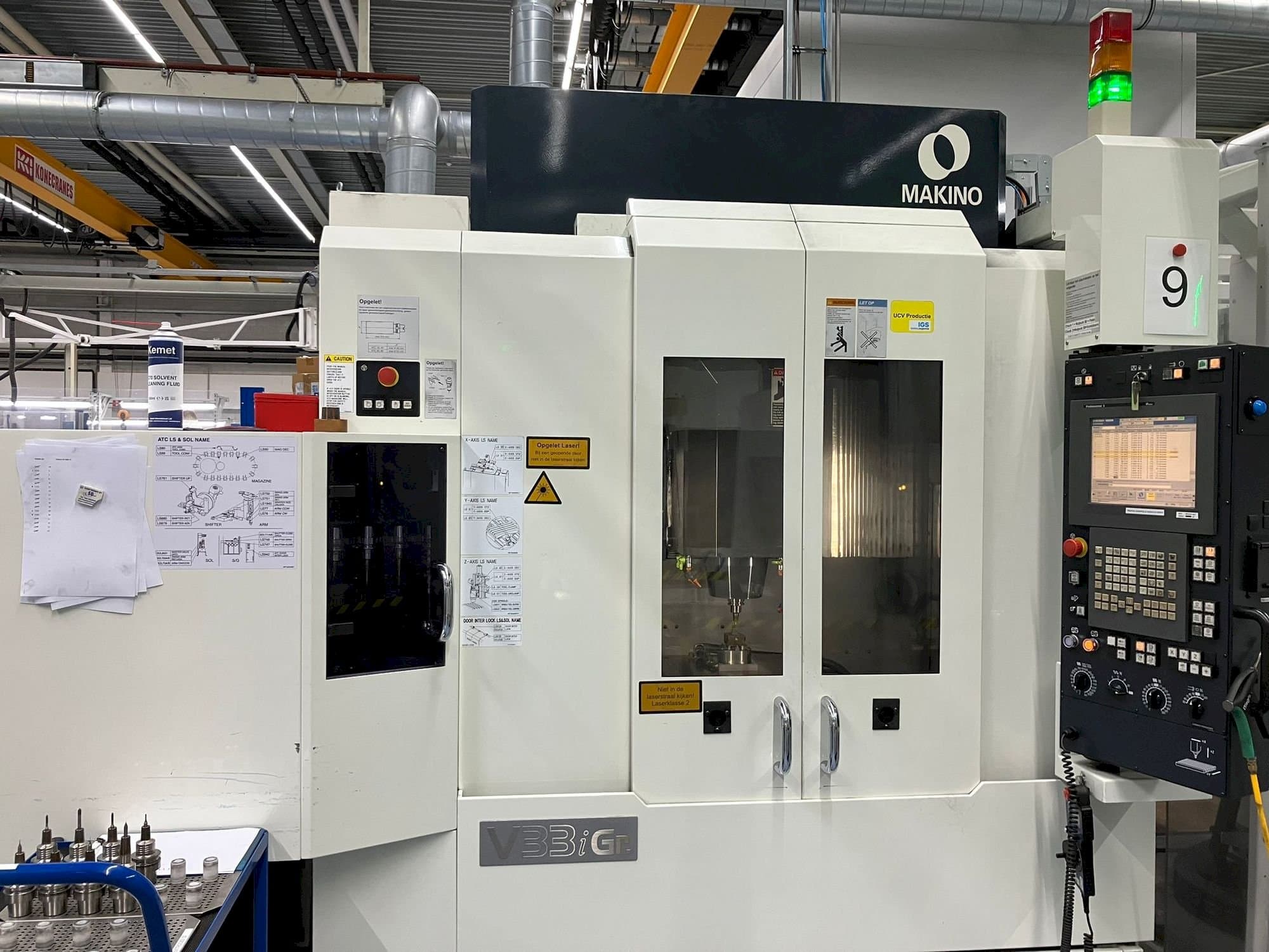 Čelní pohled  na Makino V33i Graphite  stroj