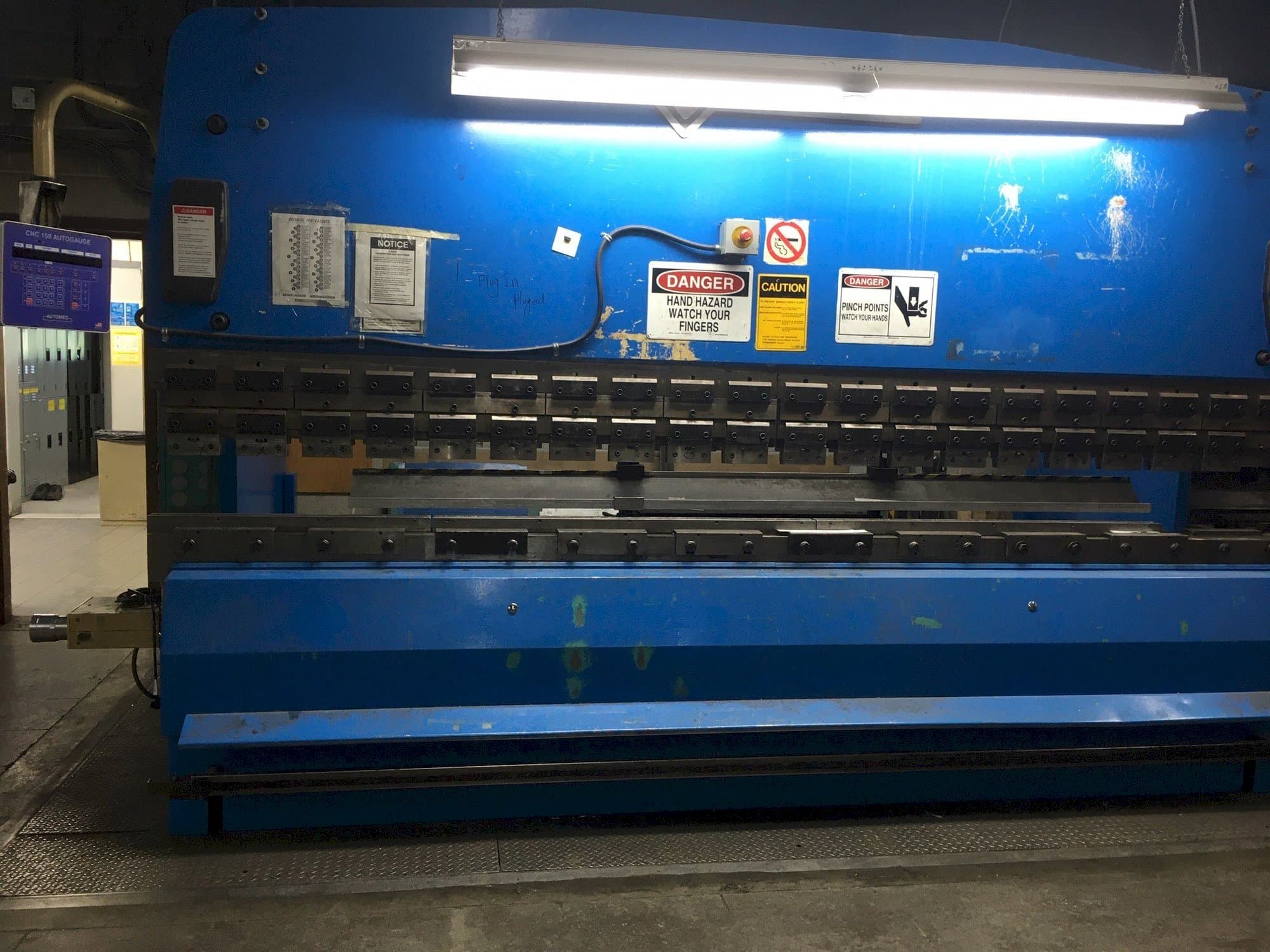 Čelní pohled na PROMECAM 204 stroj