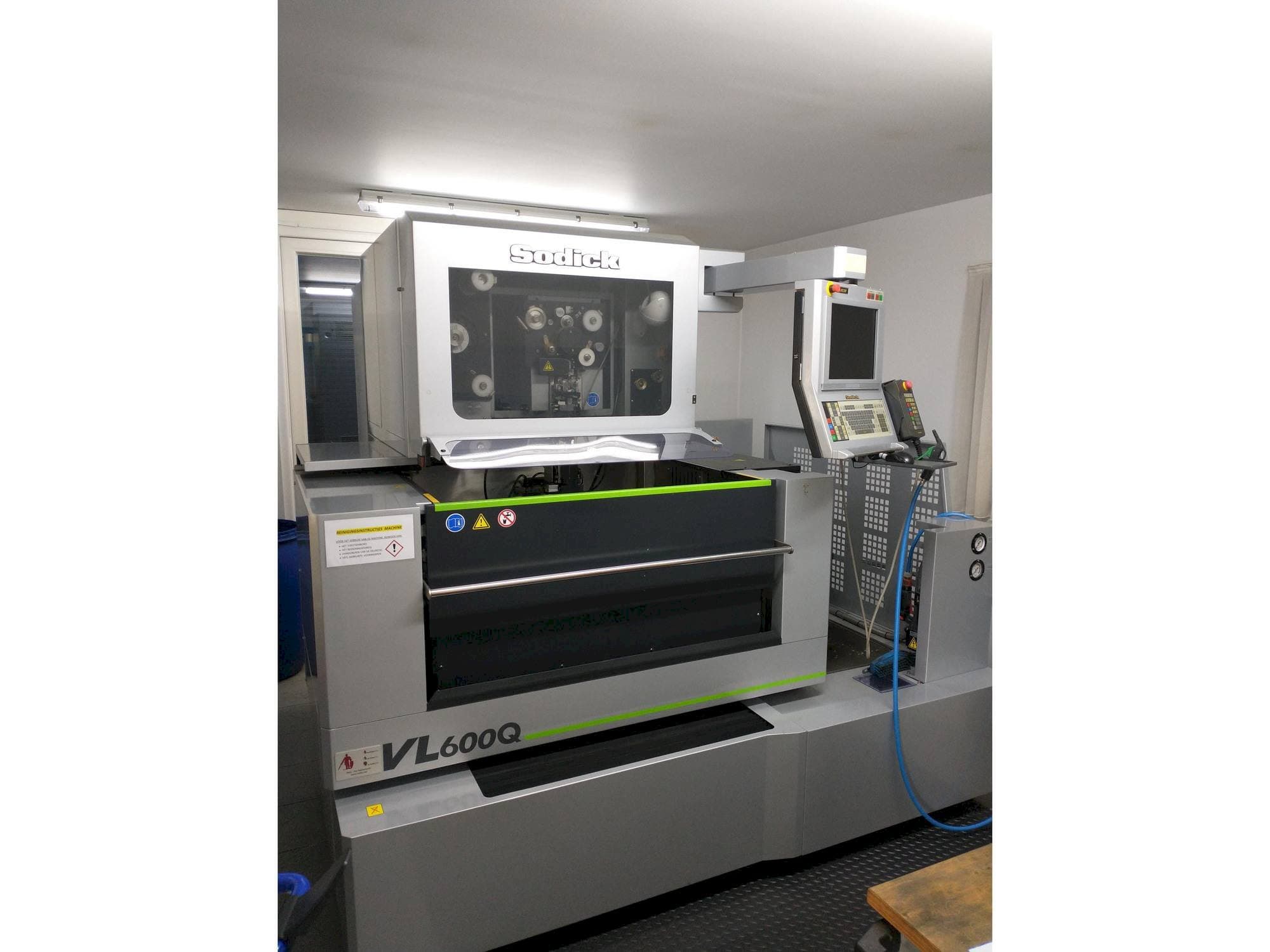 Čelní pohled na Sodick VL600Q stroj